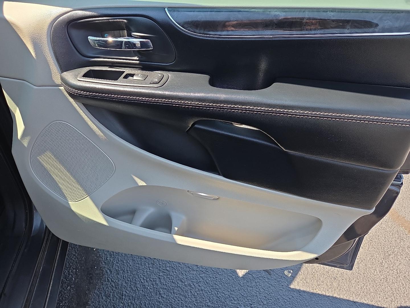 2016 Granite Crystal Metallic Clearcoat - PAU /Black/Light Graystone - X1 Chrysler Town and Country Touring (2C4RC1BG8GR) with an Pentastar 3.6L V-6 DOHC, variable valve control, regular unleaded, engine with 283HP engine, located at 4711 Ave Q, Lubbock, TX, 79412, (806) 687-2362, 33.551304, -101.855293- Photo#13