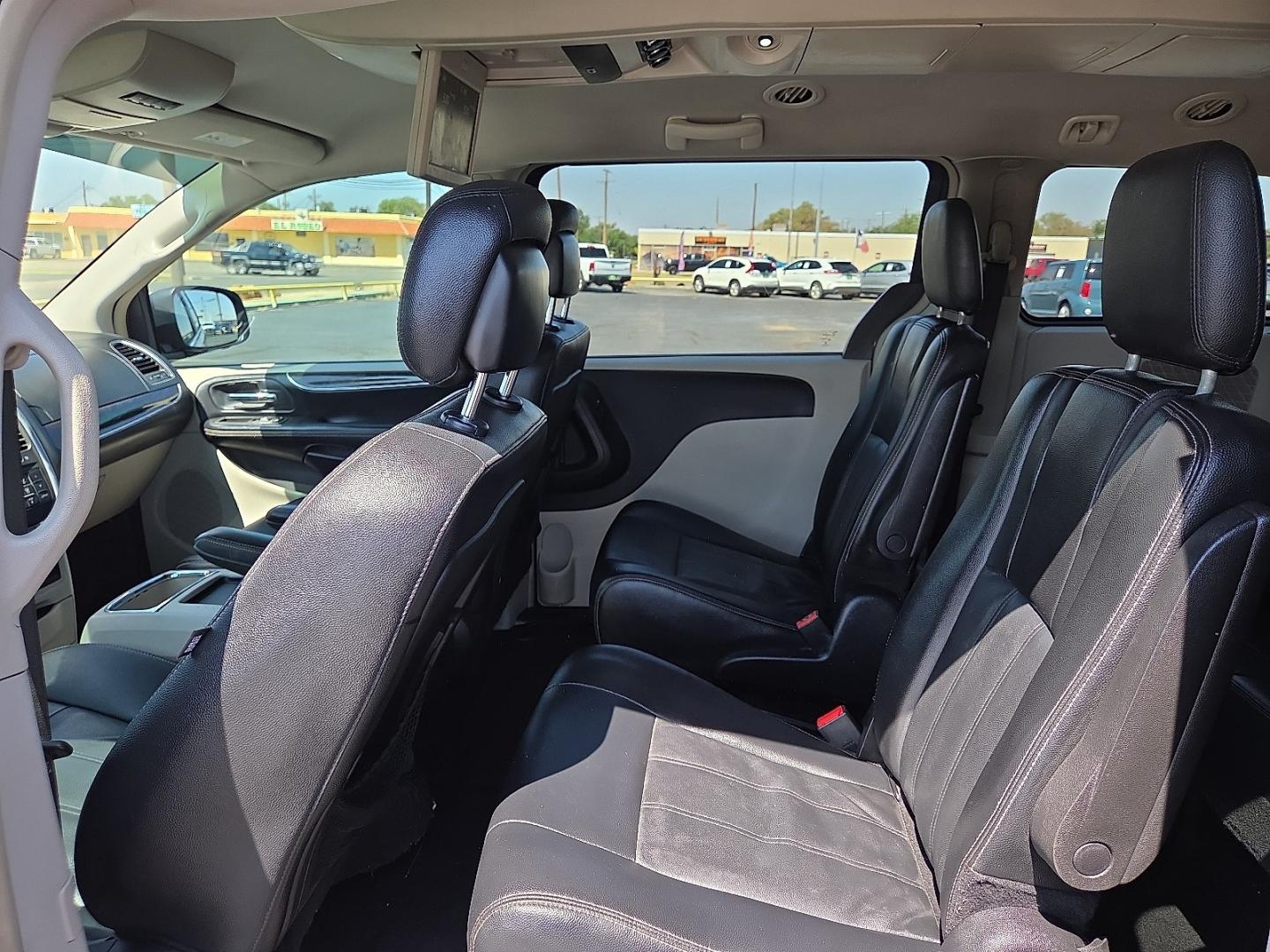 2016 Granite Crystal Metallic Clearcoat - PAU /Black/Light Graystone - X1 Chrysler Town and Country Touring (2C4RC1BG8GR) with an Pentastar 3.6L V-6 DOHC, variable valve control, regular unleaded, engine with 283HP engine, located at 4711 Ave Q, Lubbock, TX, 79412, (806) 687-2362, 33.551304, -101.855293- Photo#17