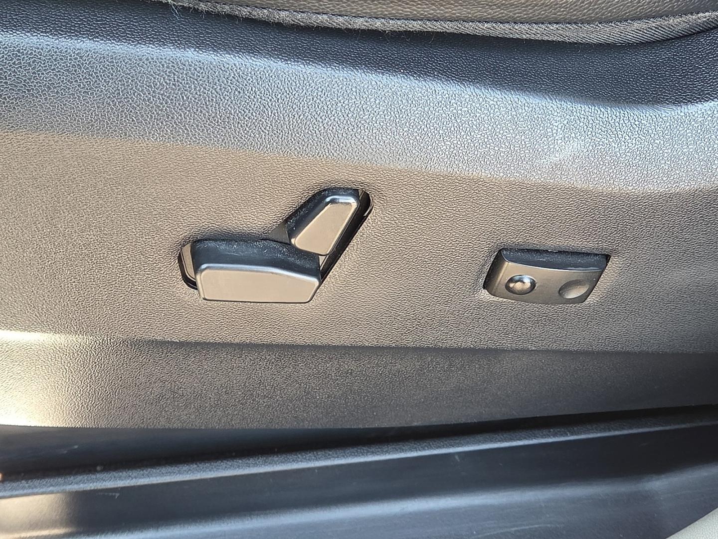 2016 Granite Crystal Metallic Clearcoat - PAU /Black/Light Graystone - X1 Chrysler Town and Country Touring (2C4RC1BG8GR) with an Pentastar 3.6L V-6 DOHC, variable valve control, regular unleaded, engine with 283HP engine, located at 4711 Ave Q, Lubbock, TX, 79412, (806) 687-2362, 33.551304, -101.855293- Photo#22