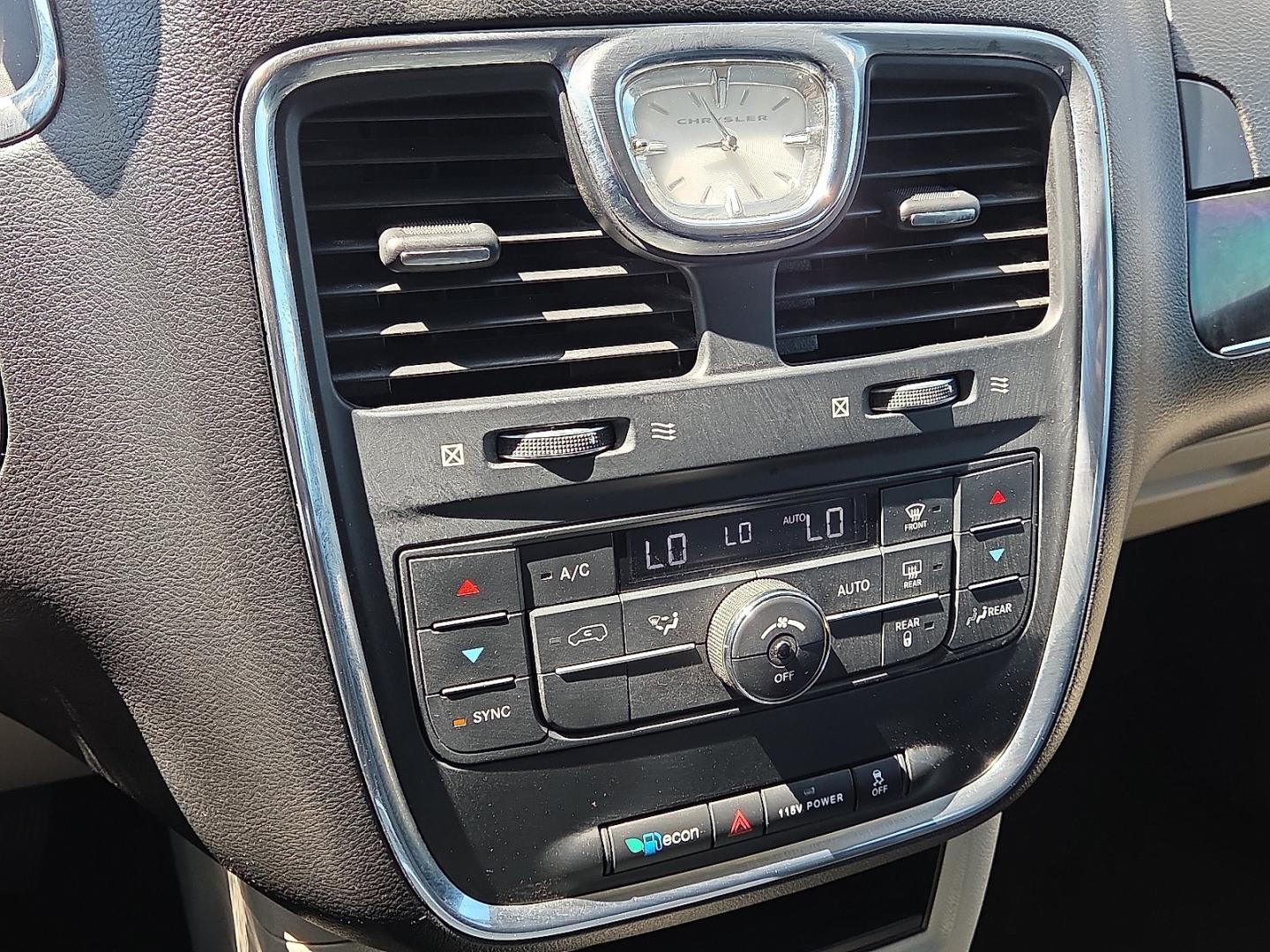 2016 Granite Crystal Metallic Clearcoat - PAU /Black/Light Graystone - X1 Chrysler Town and Country Touring (2C4RC1BG8GR) with an Pentastar 3.6L V-6 DOHC, variable valve control, regular unleaded, engine with 283HP engine, located at 4711 Ave Q, Lubbock, TX, 79412, (806) 687-2362, 33.551304, -101.855293- Photo#26