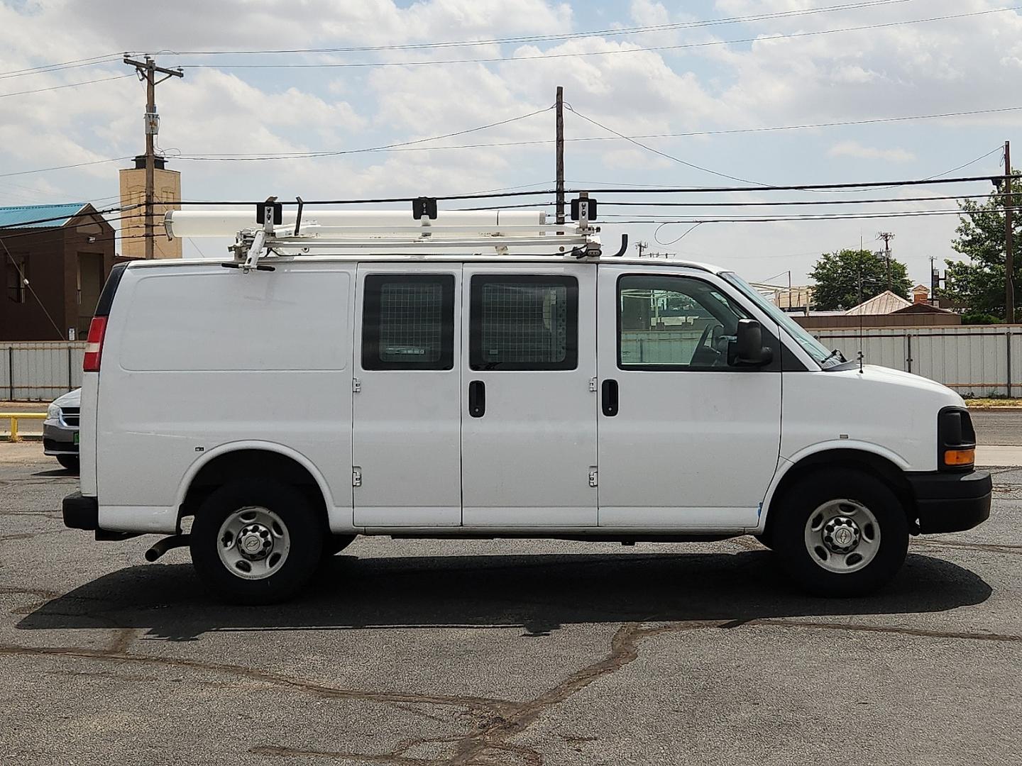 2013 WHITE /Medium Pewter - 93W Chevrolet Express 2500 Work Van (1GCWGFCA0D1) with an Vortec 4.8L V-8 variable valve control, regular unleaded, engine with 280HP engine, located at 4711 Ave Q, Lubbock, TX, 79412, (806) 687-2362, 33.551304, -101.855293- Photo#4