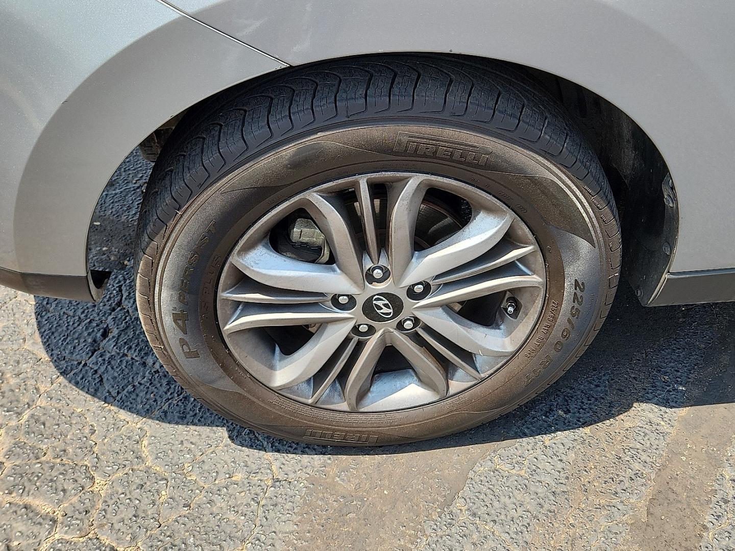 2015 GRAY /Beige Two-tone - MBS Hyundai Tucson SE (KM8JU3AG5FU) with an Theta II 2.4L I-4 gasoline direct injection, DOHC, variable valve control, regular unleaded, engine with 182HP engine, located at 4711 Ave Q, Lubbock, TX, 79412, (806) 687-2362, 33.551304, -101.855293- Photo#7