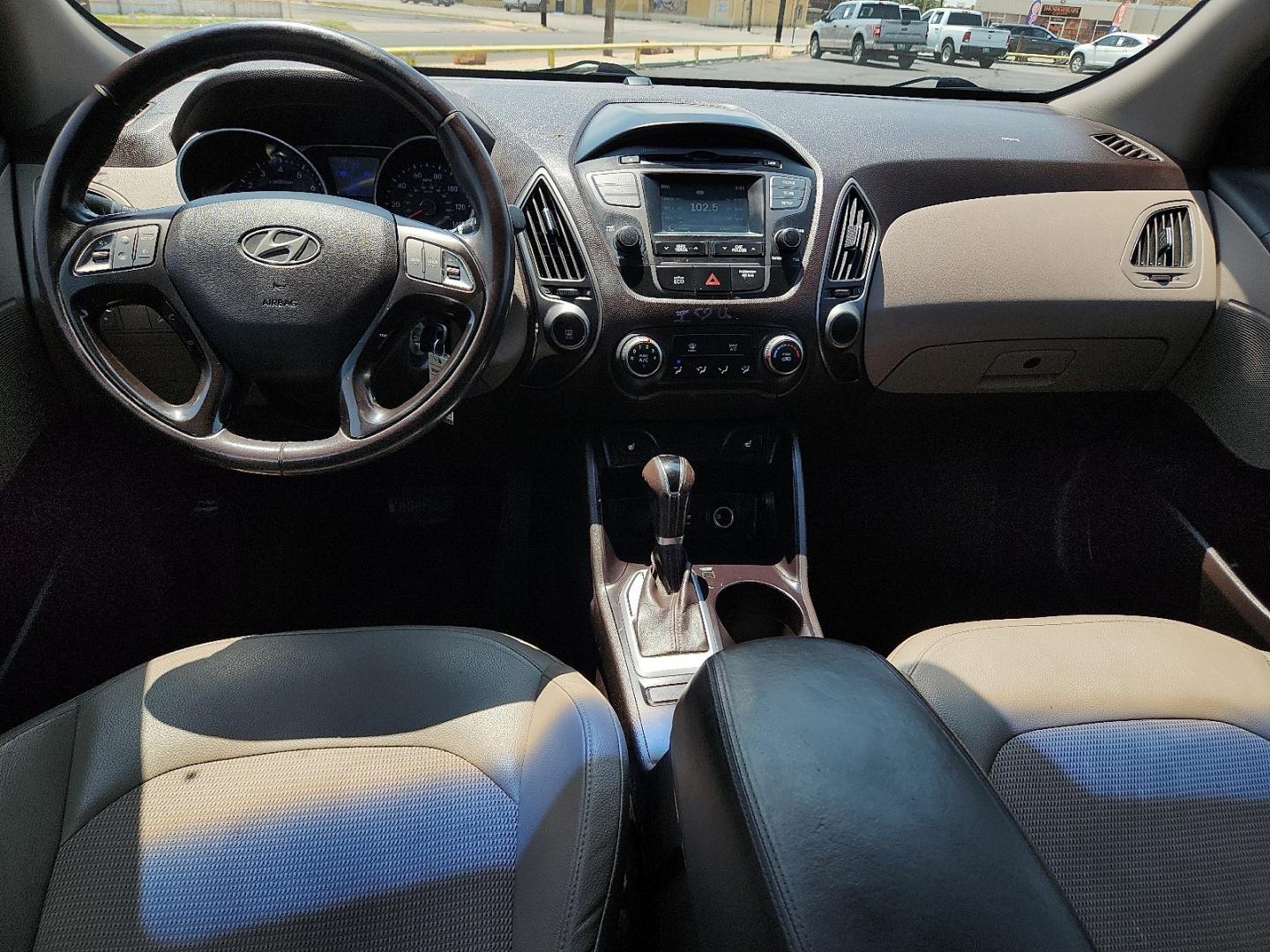 2015 GRAY /Beige Two-tone - MBS Hyundai Tucson SE (KM8JU3AG5FU) with an Theta II 2.4L I-4 gasoline direct injection, DOHC, variable valve control, regular unleaded, engine with 182HP engine, located at 4711 Ave Q, Lubbock, TX, 79412, (806) 687-2362, 33.551304, -101.855293- Photo#16
