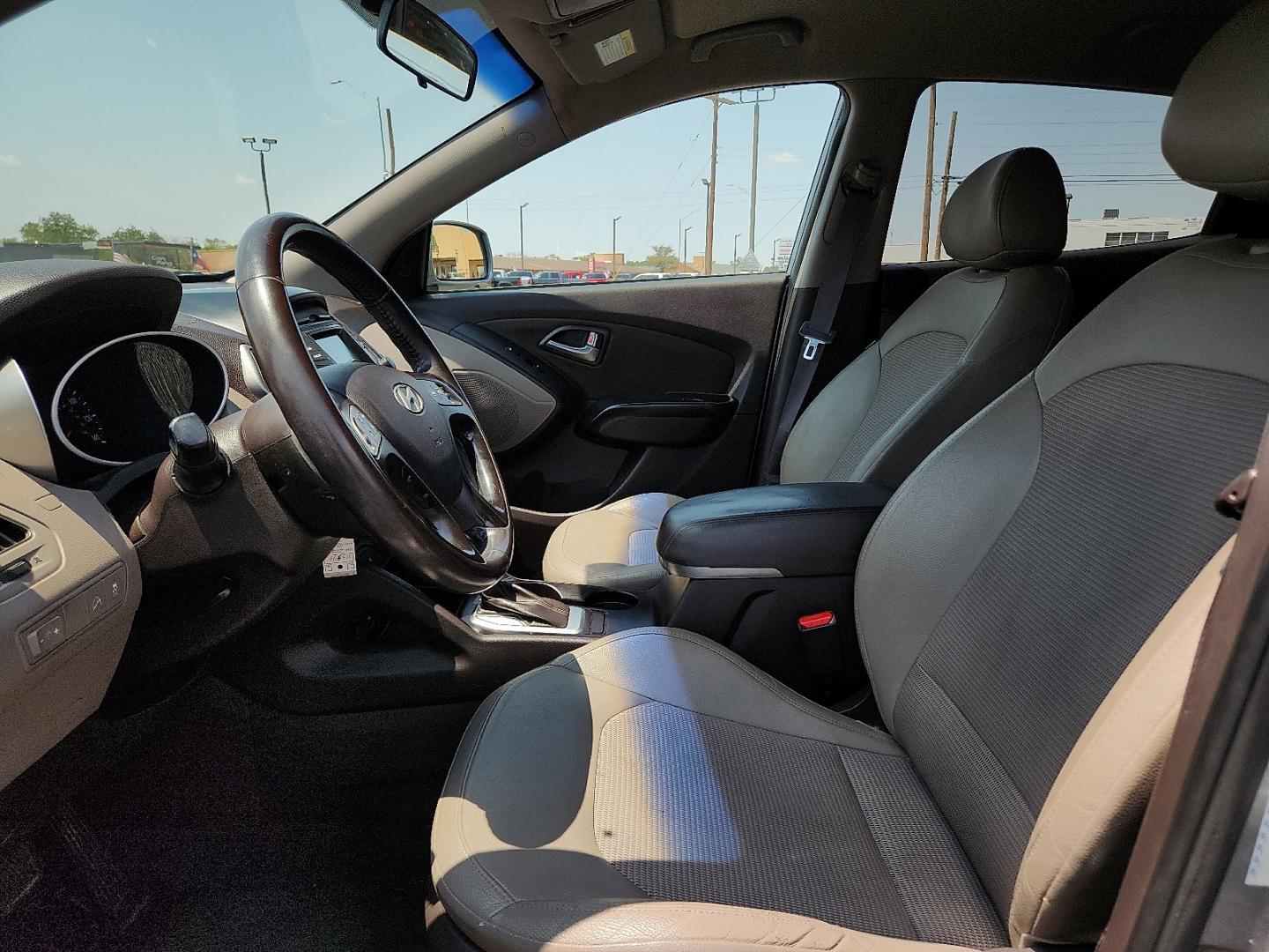 2015 GRAY /Beige Two-tone - MBS Hyundai Tucson SE (KM8JU3AG5FU) with an Theta II 2.4L I-4 gasoline direct injection, DOHC, variable valve control, regular unleaded, engine with 182HP engine, located at 4711 Ave Q, Lubbock, TX, 79412, (806) 687-2362, 33.551304, -101.855293- Photo#17