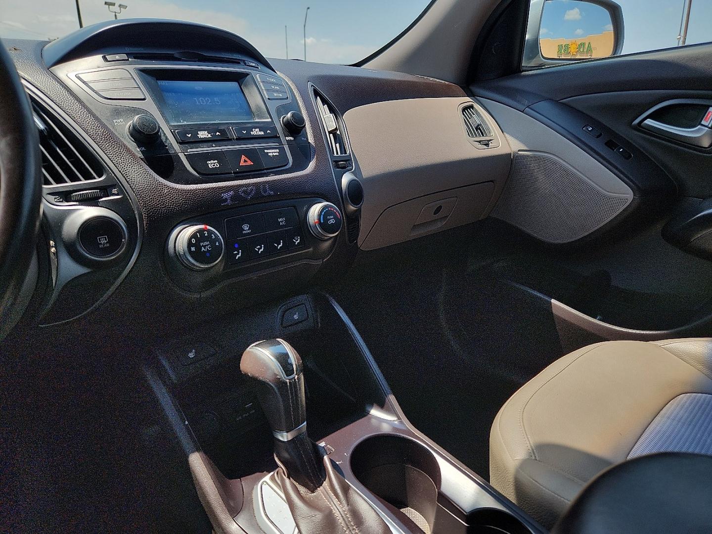 2015 GRAY /Beige Two-tone - MBS Hyundai Tucson SE (KM8JU3AG5FU) with an Theta II 2.4L I-4 gasoline direct injection, DOHC, variable valve control, regular unleaded, engine with 182HP engine, located at 4711 Ave Q, Lubbock, TX, 79412, (806) 687-2362, 33.551304, -101.855293- Photo#29