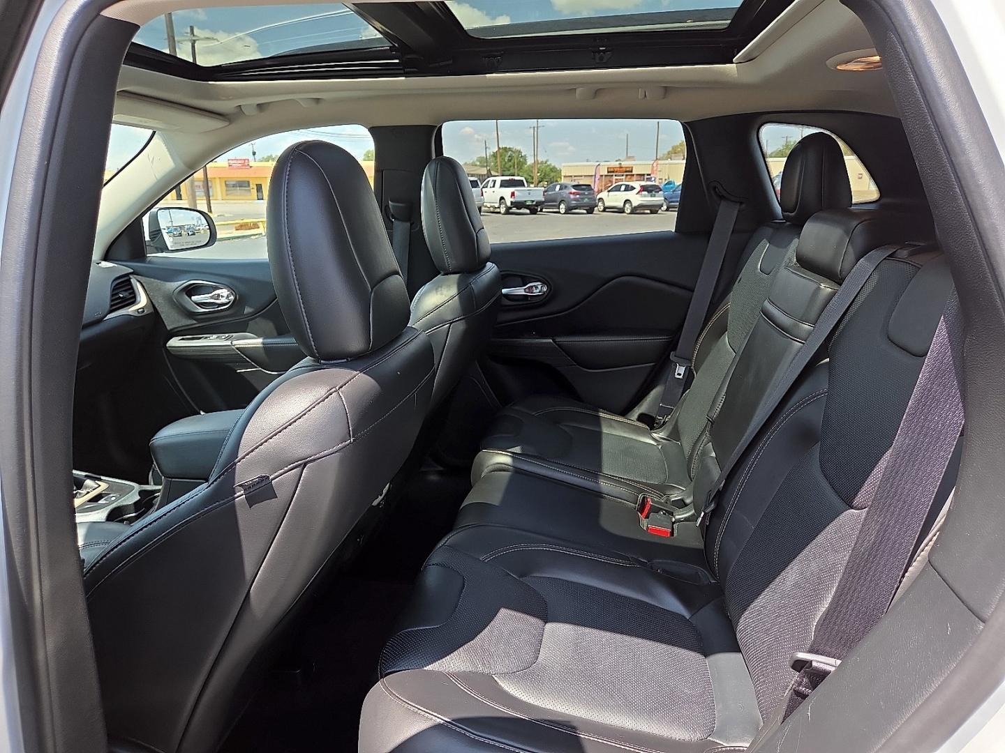 2016 Bright White Clearcoat - PW7 /Black - X9 Jeep Cherokee High Altitude (1C4PJMDS7GW) with an Pentastar 3.2L V-6 DOHC, regular unleaded, engine with 271HP engine, located at 4711 Ave Q, Lubbock, TX, 79412, (806) 687-2362, 33.551304, -101.855293- Photo#17