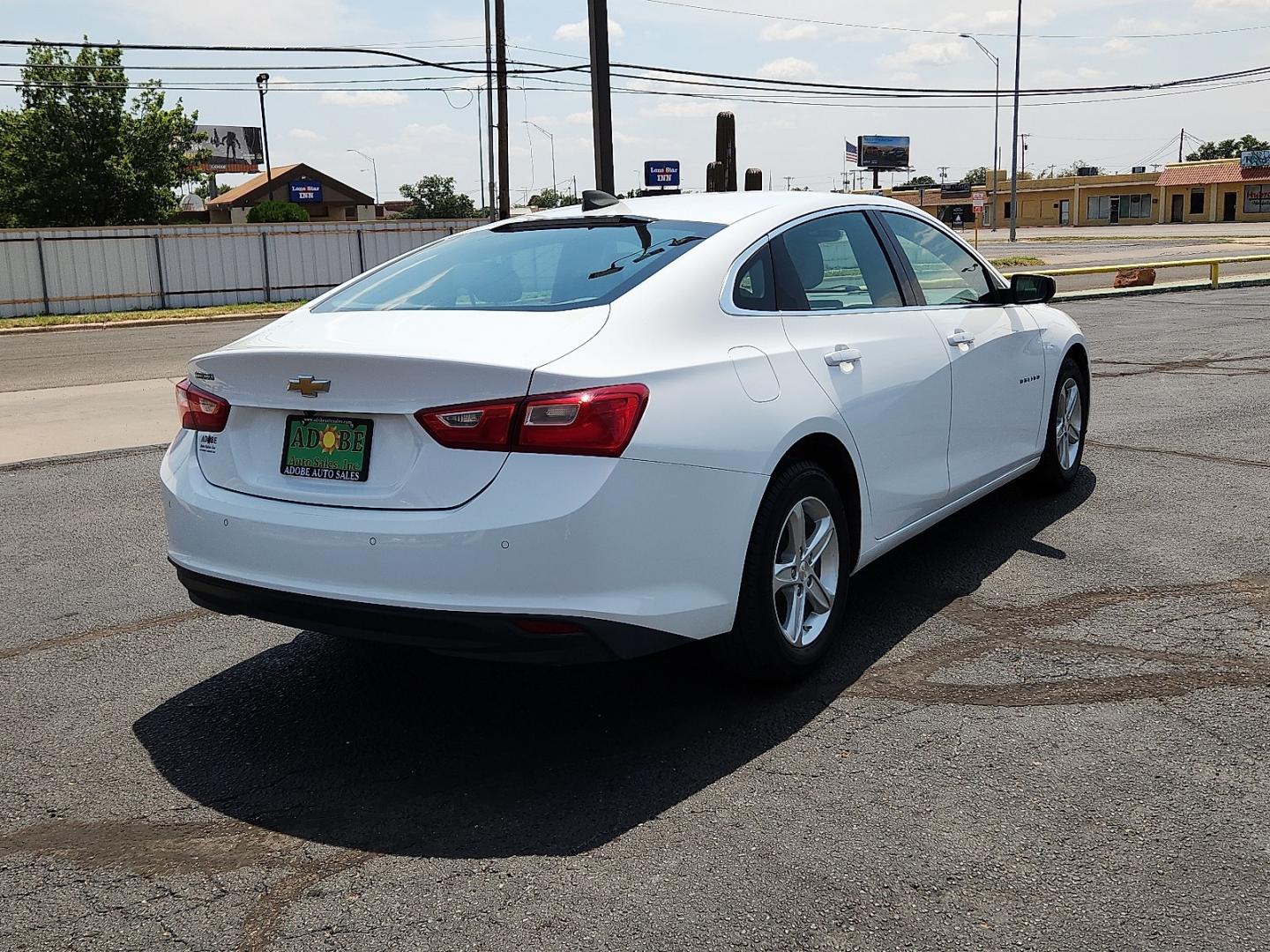 2020 WHITE /Dark Atmosphere/Medium Ash Gray - H1H Chevrolet Malibu FWD 1FL (1G1ZC5ST3LF) with an ECOTEC 1.5L I-4 gasoline direct injection, DOHC, VVT variable valve control, intercooled turbo, regular unleaded, engine with 160HP engine, located at 4711 Ave Q, Lubbock, TX, 79412, (806) 687-2362, 33.551304, -101.855293- Photo#3