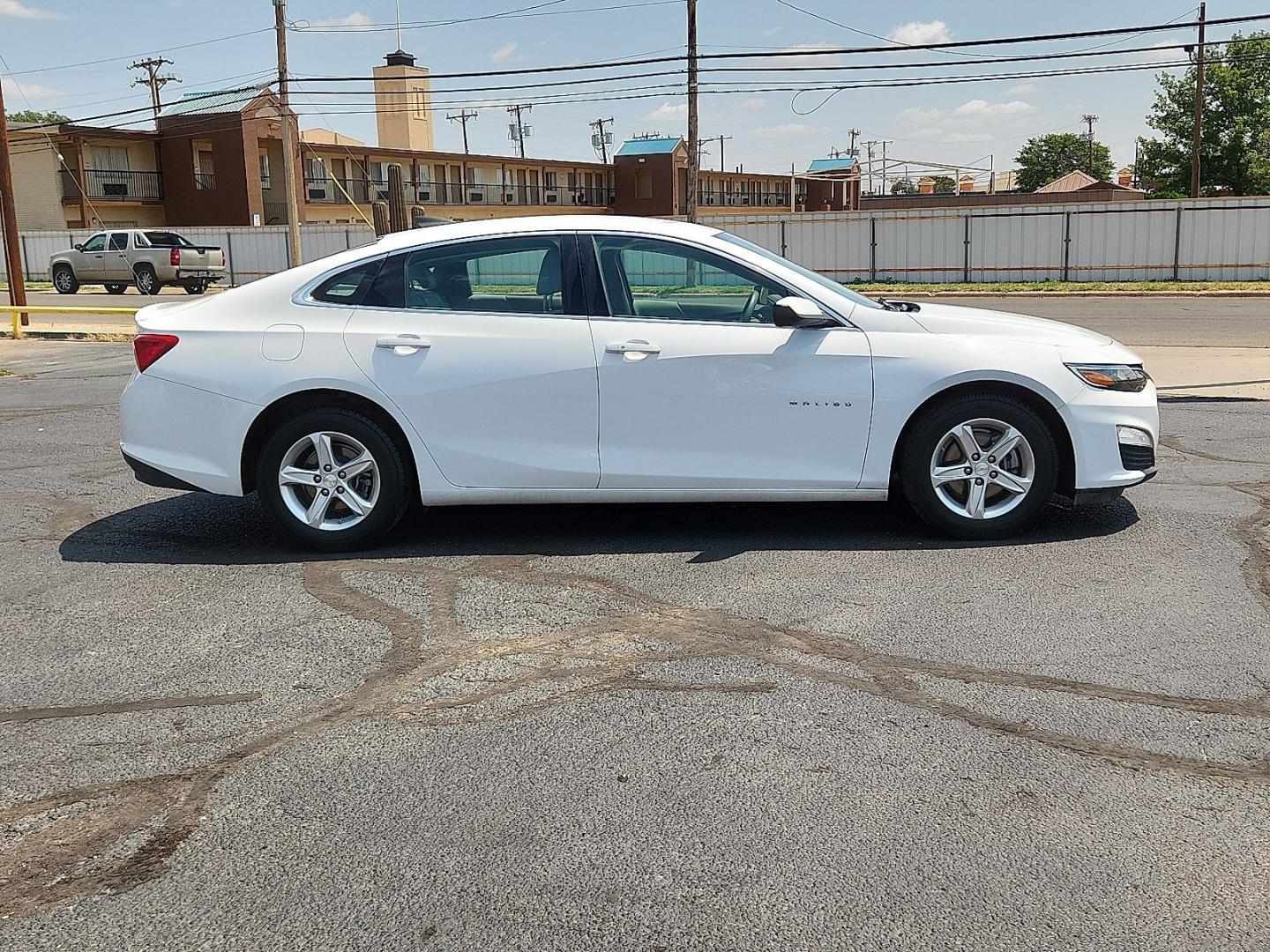 2020 WHITE /Dark Atmosphere/Medium Ash Gray - H1H Chevrolet Malibu FWD 1FL (1G1ZC5ST3LF) with an ECOTEC 1.5L I-4 gasoline direct injection, DOHC, VVT variable valve control, intercooled turbo, regular unleaded, engine with 160HP engine, located at 4711 Ave Q, Lubbock, TX, 79412, (806) 687-2362, 33.551304, -101.855293- Photo#4