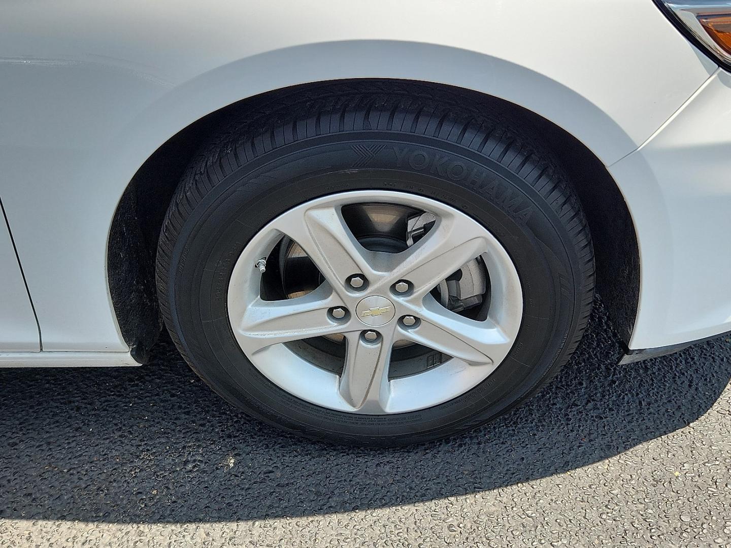 2020 WHITE /Dark Atmosphere/Medium Ash Gray - H1H Chevrolet Malibu FWD 1FL (1G1ZC5ST3LF) with an ECOTEC 1.5L I-4 gasoline direct injection, DOHC, VVT variable valve control, intercooled turbo, regular unleaded, engine with 160HP engine, located at 4711 Ave Q, Lubbock, TX, 79412, (806) 687-2362, 33.551304, -101.855293- Photo#6