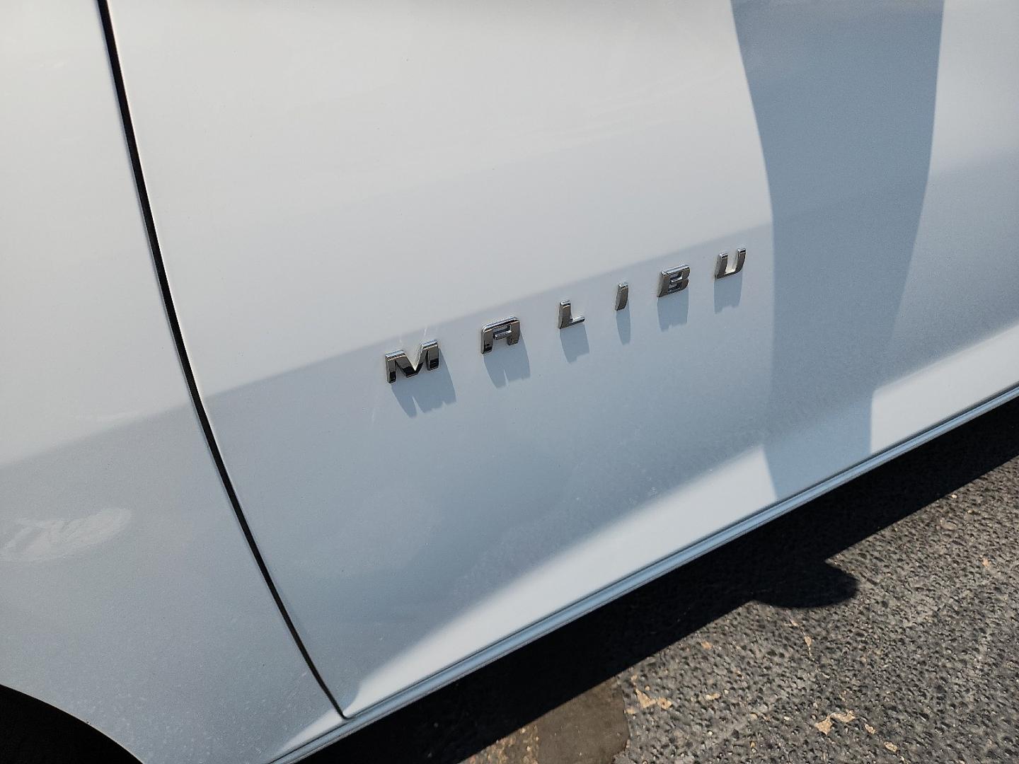 2020 WHITE /Dark Atmosphere/Medium Ash Gray - H1H Chevrolet Malibu FWD 1FL (1G1ZC5ST3LF) with an ECOTEC 1.5L I-4 gasoline direct injection, DOHC, VVT variable valve control, intercooled turbo, regular unleaded, engine with 160HP engine, located at 4711 Ave Q, Lubbock, TX, 79412, (806) 687-2362, 33.551304, -101.855293- Photo#8