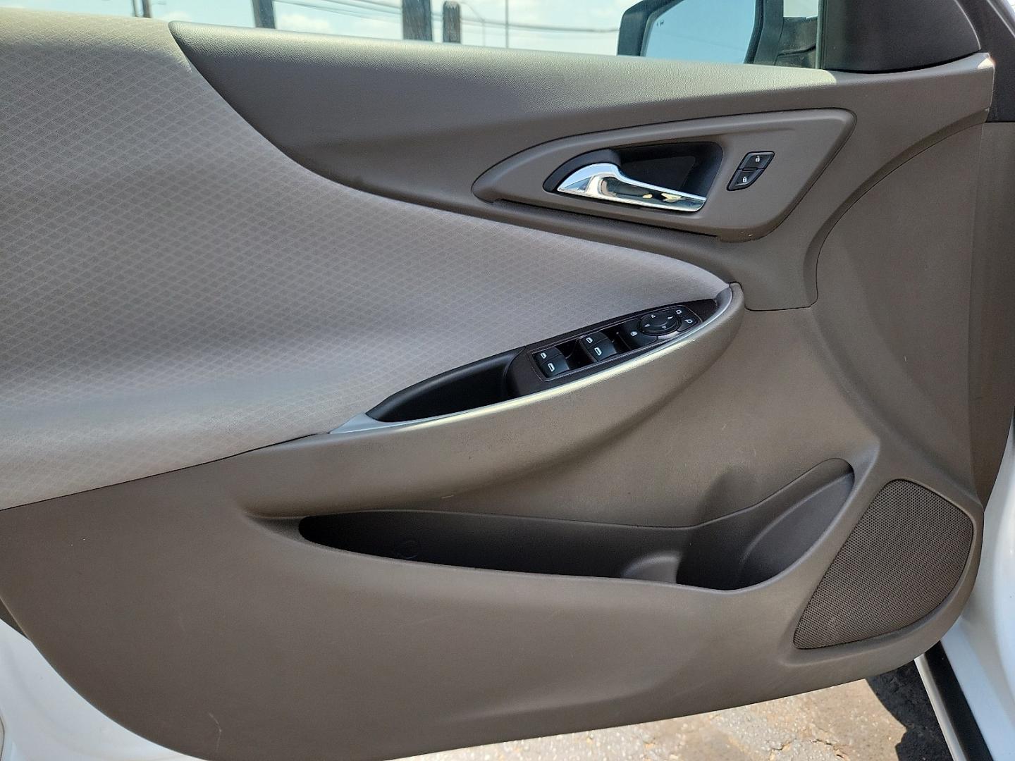 2020 WHITE /Dark Atmosphere/Medium Ash Gray - H1H Chevrolet Malibu FWD 1FL (1G1ZC5ST3LF) with an ECOTEC 1.5L I-4 gasoline direct injection, DOHC, VVT variable valve control, intercooled turbo, regular unleaded, engine with 160HP engine, located at 4711 Ave Q, Lubbock, TX, 79412, (806) 687-2362, 33.551304, -101.855293- Photo#20