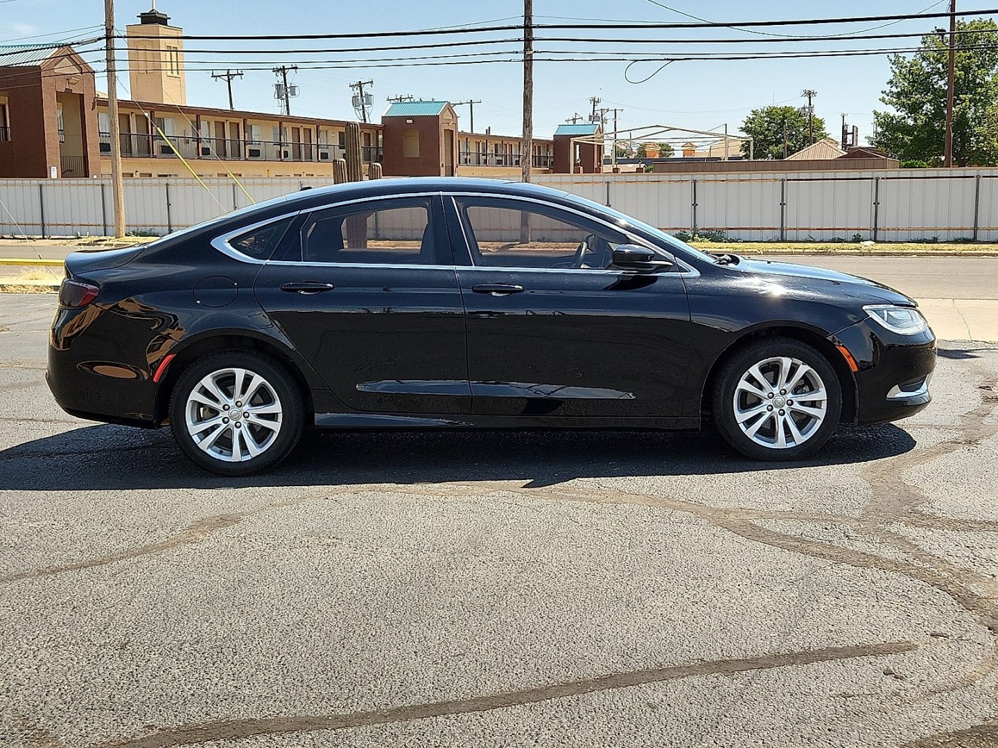 2015 Black Clearcoat - PX8 /Black - X9 Chrysler 200 Limited (1C3CCCAB3FN) with an 2.4L I4 MultiAir Engine engine, located at 4711 Ave Q, Lubbock, TX, 79412, (806) 687-2362, 33.551304, -101.855293- Photo#4