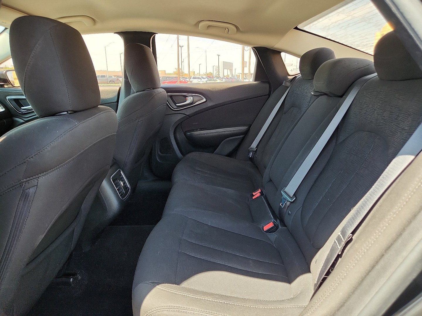 2015 Black Clearcoat - PX8 /Black - X9 Chrysler 200 Limited (1C3CCCAB3FN) with an 2.4L I4 MultiAir Engine engine, located at 4711 Ave Q, Lubbock, TX, 79412, (806) 687-2362, 33.551304, -101.855293- Photo#9