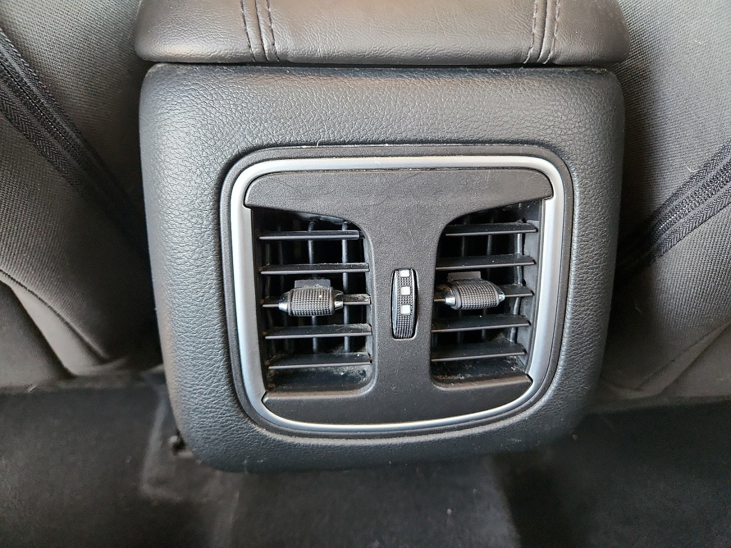 2015 Black Clearcoat - PX8 /Black - X9 Chrysler 200 Limited (1C3CCCAB3FN) with an 2.4L I4 MultiAir Engine engine, located at 4711 Ave Q, Lubbock, TX, 79412, (806) 687-2362, 33.551304, -101.855293- Photo#11