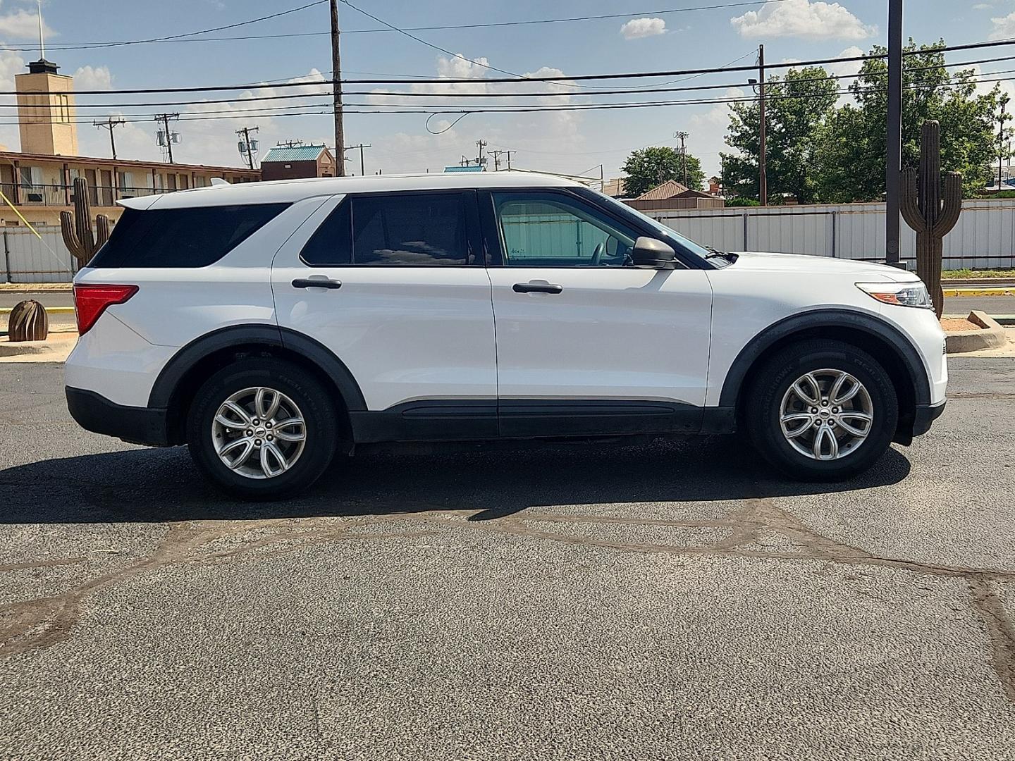 2020 WHITE /Sandstone - 7N Ford Explorer (1FMSK7BH2LG) with an EcoBoost 2.3L I-4 direct injection, DOHC, variable valve control, intercooled turbo, premium gasoline, engine with 300HP engine, located at 4711 Ave Q, Lubbock, TX, 79412, (806) 687-2362, 33.551304, -101.855293- Photo#4