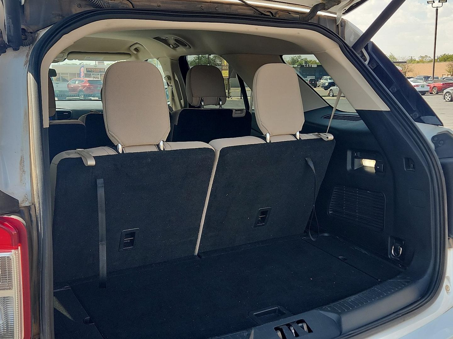 2020 WHITE /Sandstone - 7N Ford Explorer (1FMSK7BH2LG) with an EcoBoost 2.3L I-4 direct injection, DOHC, variable valve control, intercooled turbo, premium gasoline, engine with 300HP engine, located at 4711 Ave Q, Lubbock, TX, 79412, (806) 687-2362, 33.551304, -101.855293- Photo#9