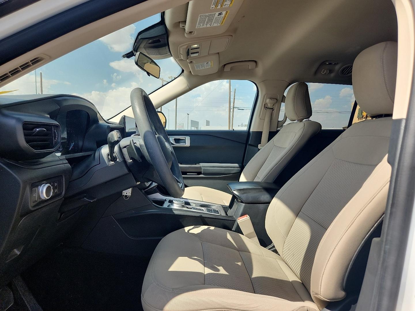 2020 WHITE /Sandstone - 7N Ford Explorer (1FMSK7BH2LG) with an EcoBoost 2.3L I-4 direct injection, DOHC, variable valve control, intercooled turbo, premium gasoline, engine with 300HP engine, located at 4711 Ave Q, Lubbock, TX, 79412, (806) 687-2362, 33.551304, -101.855293- Photo#19