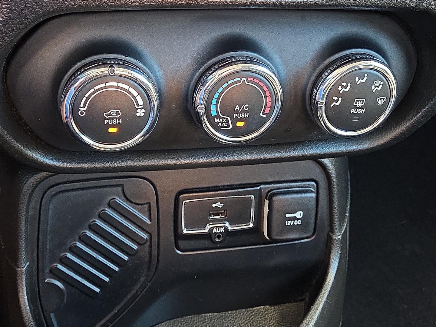 2017 Alpine White - PWV /Black - X9 Jeep Renegade Sport FWD (ZACCJAAB2HP) with an Tigershark MultiAir 2.4L I-4 variable valve control, regular gasoline, engine with 180HP engine, located at 4711 Ave Q, Lubbock, TX, 79412, (806) 687-2362, 33.551304, -101.855293- Photo#21