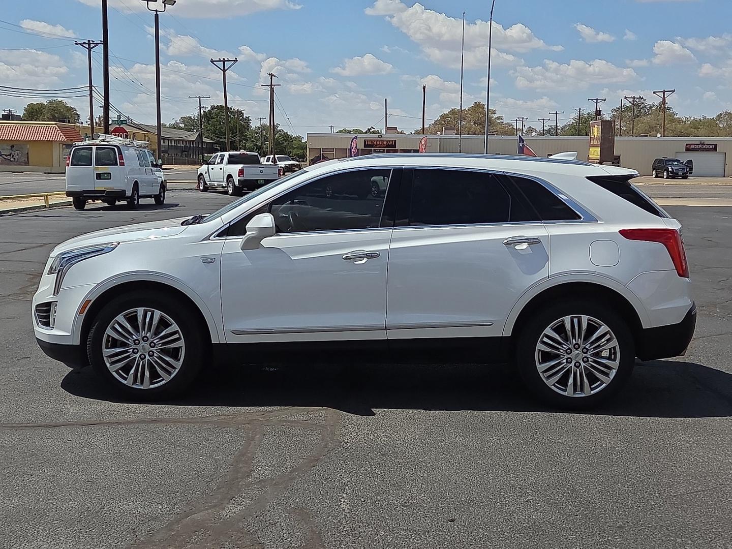 2017 Crystal White Tricoat - G1W /Jet Black - H2X Cadillac XT5 Premium Luxury (1GYKNCRS3HZ) with an 3.6L V-6 direct injection, DOHC, VVT variable valve control, regular gasoline, engine with cylinder deactivation and 310HP engine, located at 4711 Ave Q, Lubbock, TX, 79412, (806) 687-2362, 33.551304, -101.855293- Photo#1