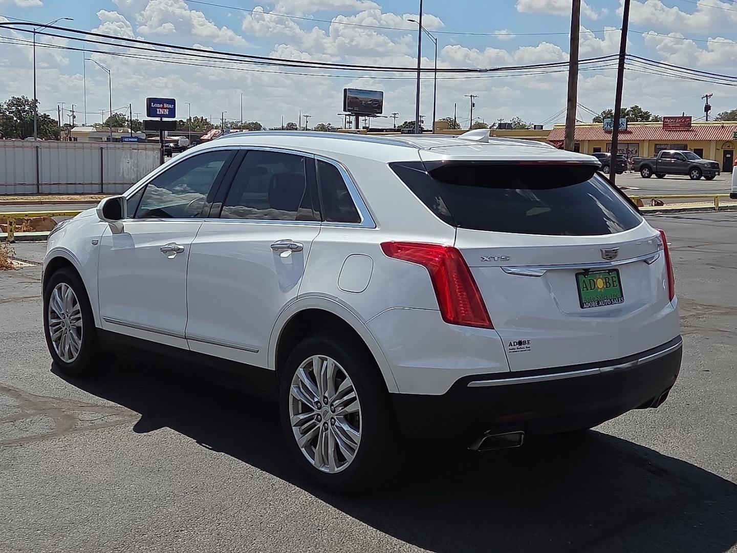 2017 Crystal White Tricoat - G1W /Jet Black - H2X Cadillac XT5 Premium Luxury (1GYKNCRS3HZ) with an 3.6L V-6 direct injection, DOHC, VVT variable valve control, regular gasoline, engine with cylinder deactivation and 310HP engine, located at 4711 Ave Q, Lubbock, TX, 79412, (806) 687-2362, 33.551304, -101.855293- Photo#2