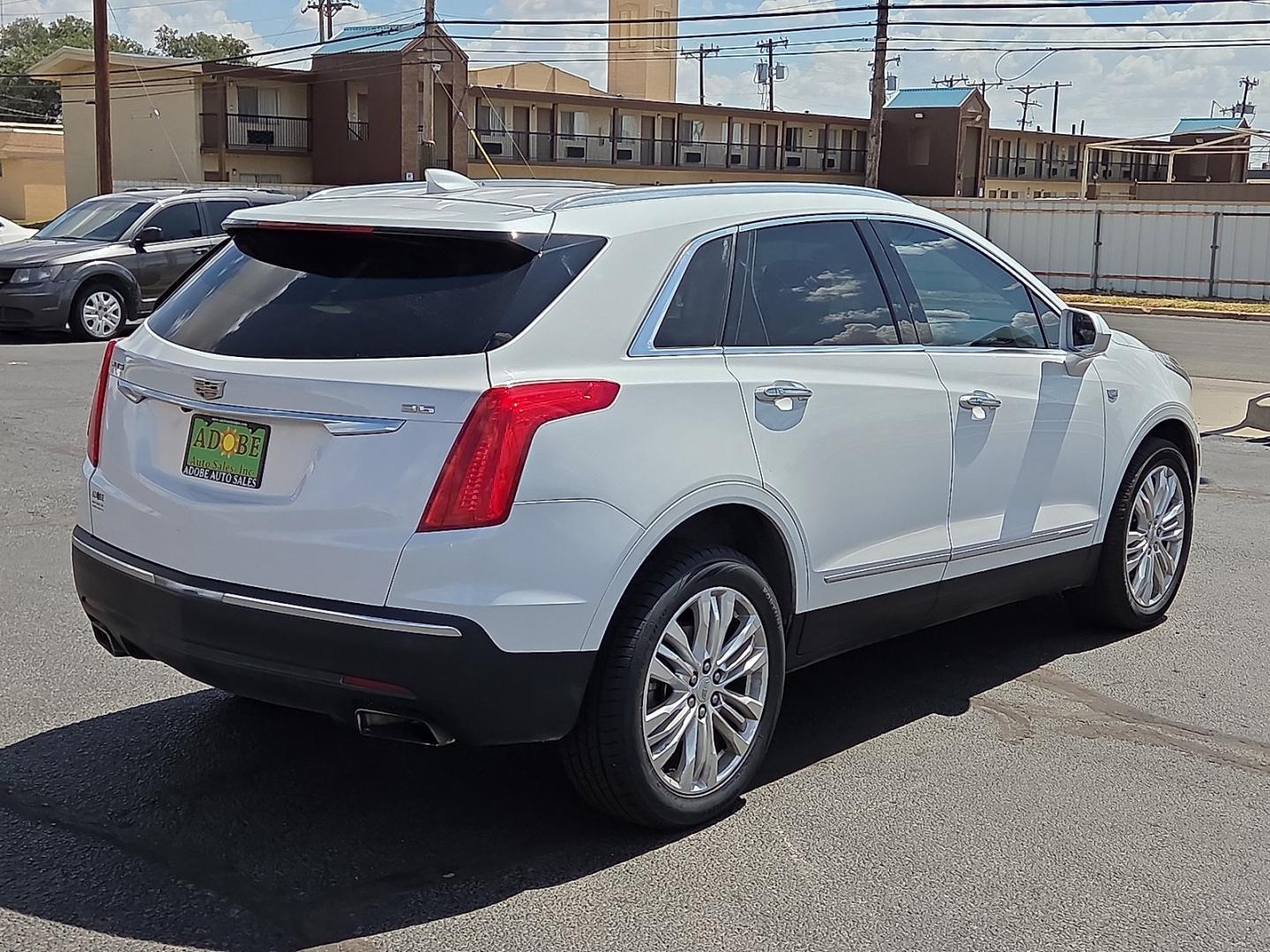 2017 Crystal White Tricoat - G1W /Jet Black - H2X Cadillac XT5 Premium Luxury (1GYKNCRS3HZ) with an 3.6L V-6 direct injection, DOHC, VVT variable valve control, regular gasoline, engine with cylinder deactivation and 310HP engine, located at 4711 Ave Q, Lubbock, TX, 79412, (806) 687-2362, 33.551304, -101.855293- Photo#4