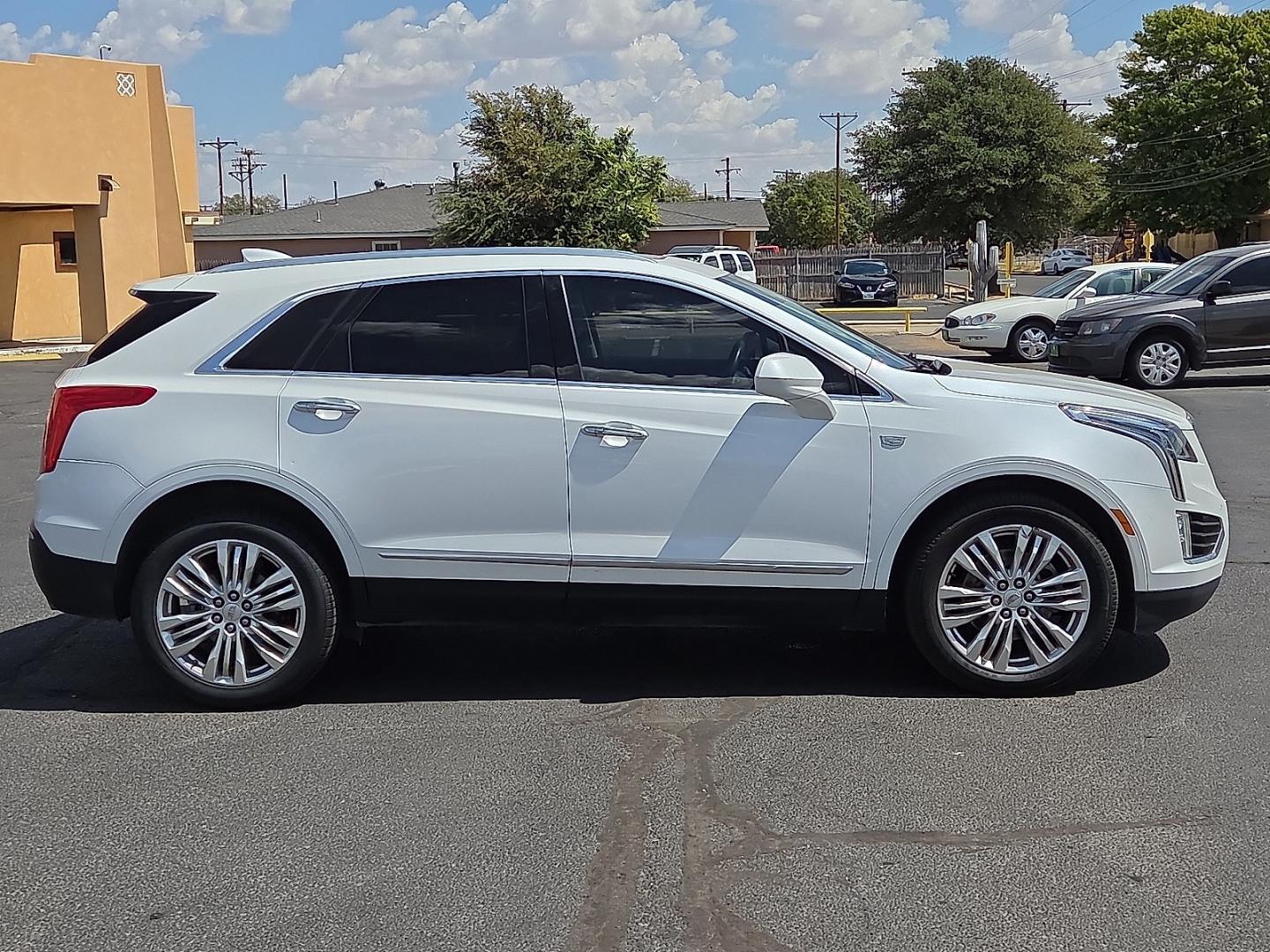 2017 Crystal White Tricoat - G1W /Jet Black - H2X Cadillac XT5 Premium Luxury (1GYKNCRS3HZ) with an 3.6L V-6 direct injection, DOHC, VVT variable valve control, regular gasoline, engine with cylinder deactivation and 310HP engine, located at 4711 Ave Q, Lubbock, TX, 79412, (806) 687-2362, 33.551304, -101.855293- Photo#5