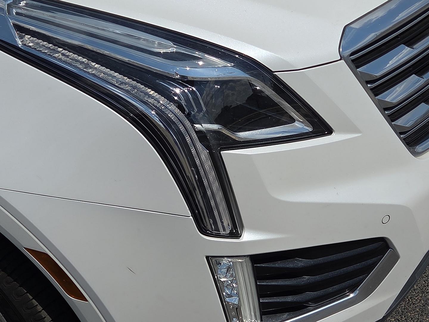 2017 Crystal White Tricoat - G1W /Jet Black - H2X Cadillac XT5 Premium Luxury (1GYKNCRS3HZ) with an 3.6L V-6 direct injection, DOHC, VVT variable valve control, regular gasoline, engine with cylinder deactivation and 310HP engine, located at 4711 Ave Q, Lubbock, TX, 79412, (806) 687-2362, 33.551304, -101.855293- Photo#9