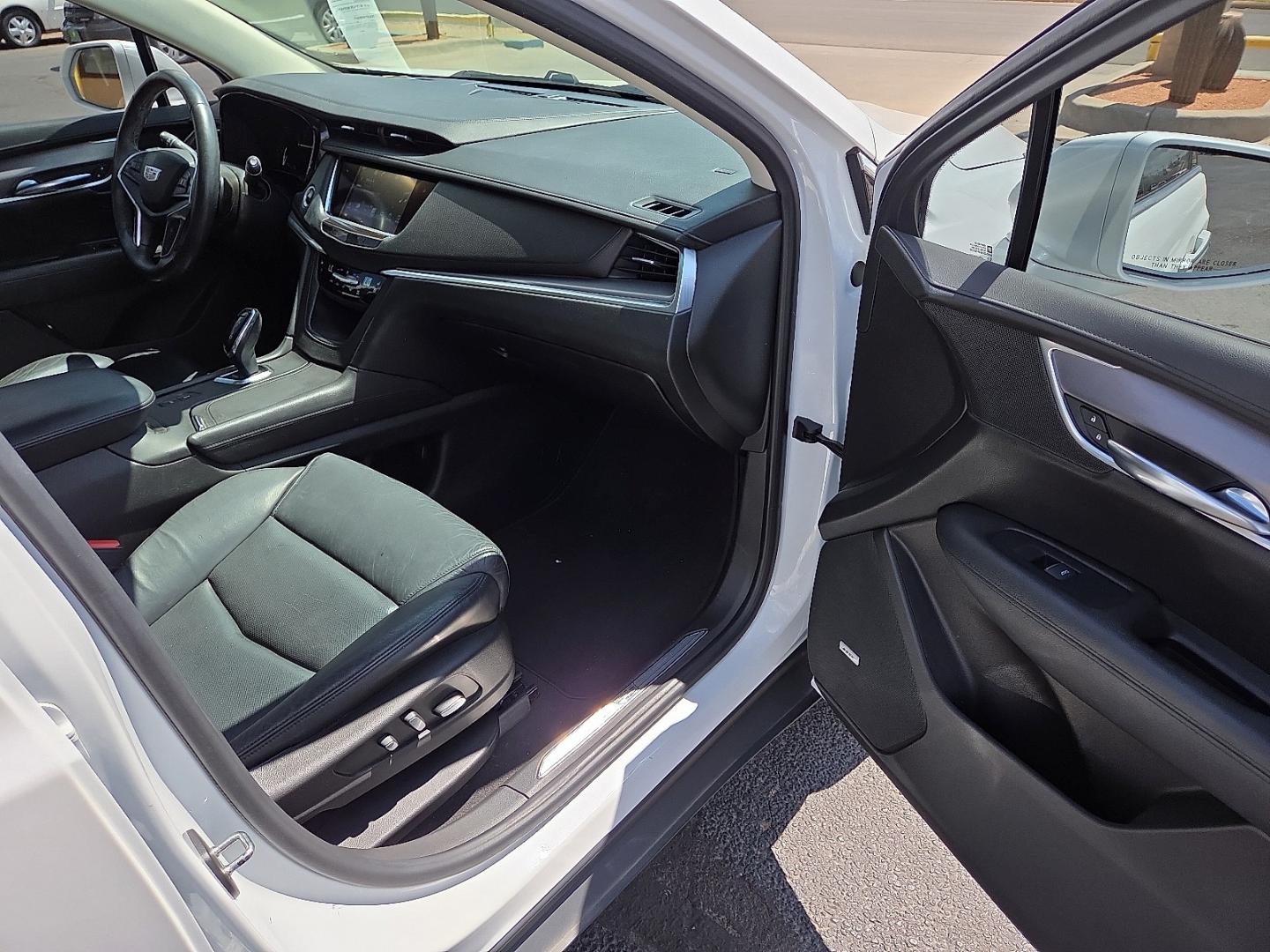 2017 Crystal White Tricoat - G1W /Jet Black - H2X Cadillac XT5 Premium Luxury (1GYKNCRS3HZ) with an 3.6L V-6 direct injection, DOHC, VVT variable valve control, regular gasoline, engine with cylinder deactivation and 310HP engine, located at 4711 Ave Q, Lubbock, TX, 79412, (806) 687-2362, 33.551304, -101.855293- Photo#11