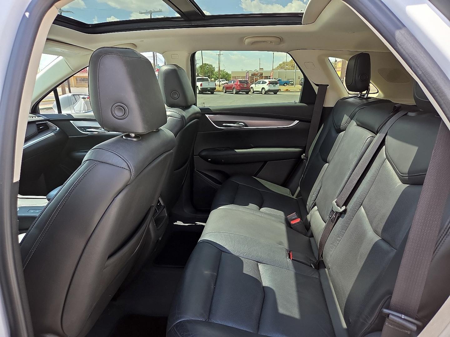 2017 Crystal White Tricoat - G1W /Jet Black - H2X Cadillac XT5 Premium Luxury (1GYKNCRS3HZ) with an 3.6L V-6 direct injection, DOHC, VVT variable valve control, regular gasoline, engine with cylinder deactivation and 310HP engine, located at 4711 Ave Q, Lubbock, TX, 79412, (806) 687-2362, 33.551304, -101.855293- Photo#19