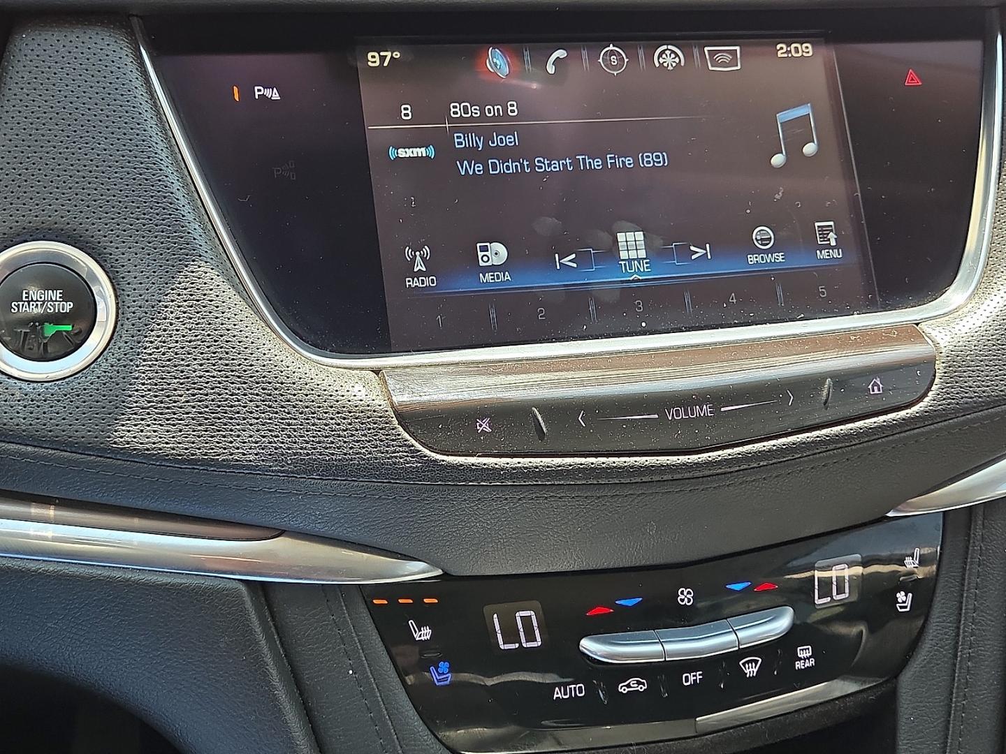 2017 Crystal White Tricoat - G1W /Jet Black - H2X Cadillac XT5 Premium Luxury (1GYKNCRS3HZ) with an 3.6L V-6 direct injection, DOHC, VVT variable valve control, regular gasoline, engine with cylinder deactivation and 310HP engine, located at 4711 Ave Q, Lubbock, TX, 79412, (806) 687-2362, 33.551304, -101.855293- Photo#29