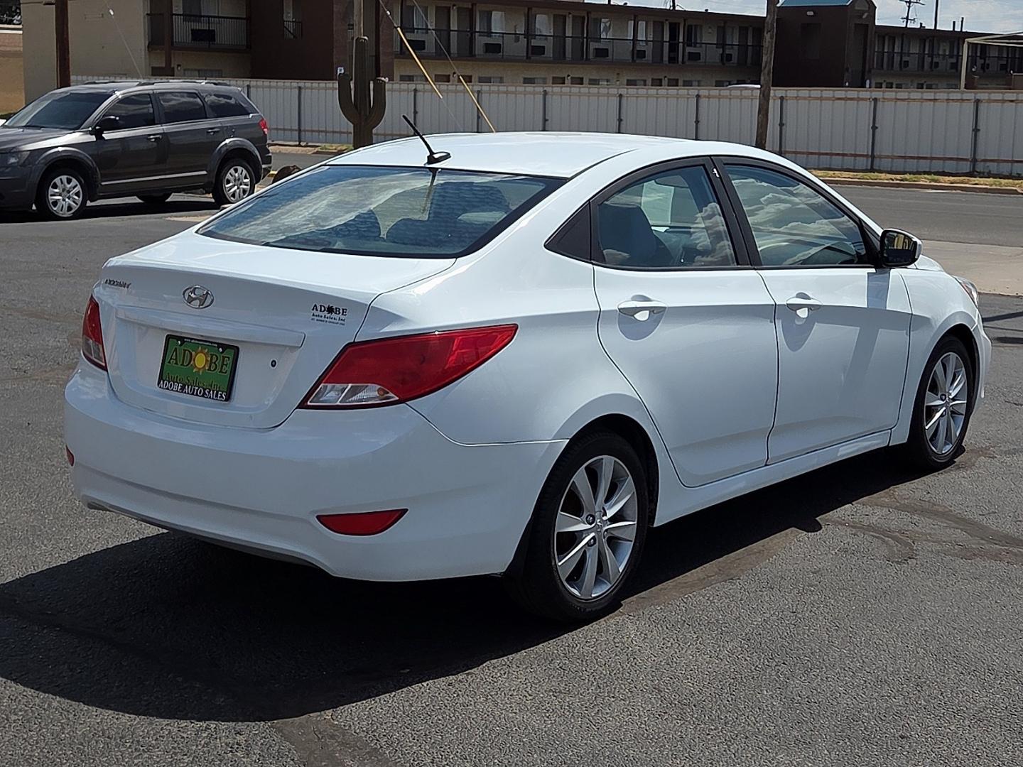 2017 Century White - PGU /Gray - 9Y Hyundai Accent SE (KMHCT4AE1HU) with an 1.6L I-4 direct injection, DOHC, variable valve control, regular gasoline, engine with 137HP engine, located at 4711 Ave Q, Lubbock, TX, 79412, (806) 687-2362, 33.551304, -101.855293- Photo#4