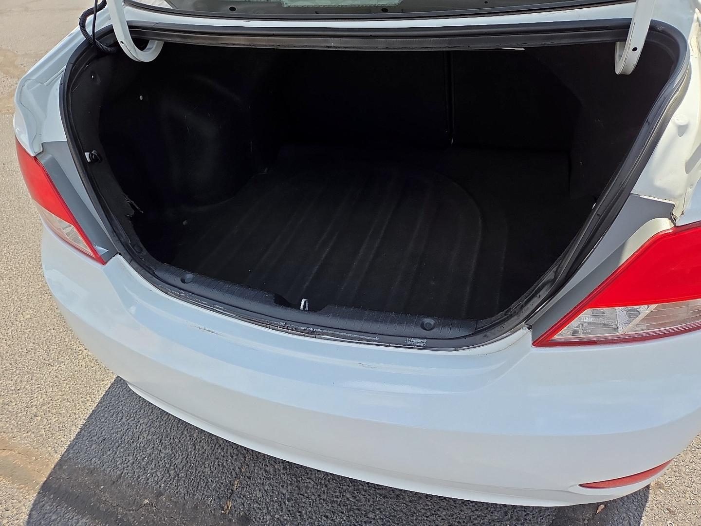 2017 Century White - PGU /Gray - 9Y Hyundai Accent SE (KMHCT4AE1HU) with an 1.6L I-4 direct injection, DOHC, variable valve control, regular gasoline, engine with 137HP engine, located at 4711 Ave Q, Lubbock, TX, 79412, (806) 687-2362, 33.551304, -101.855293- Photo#16