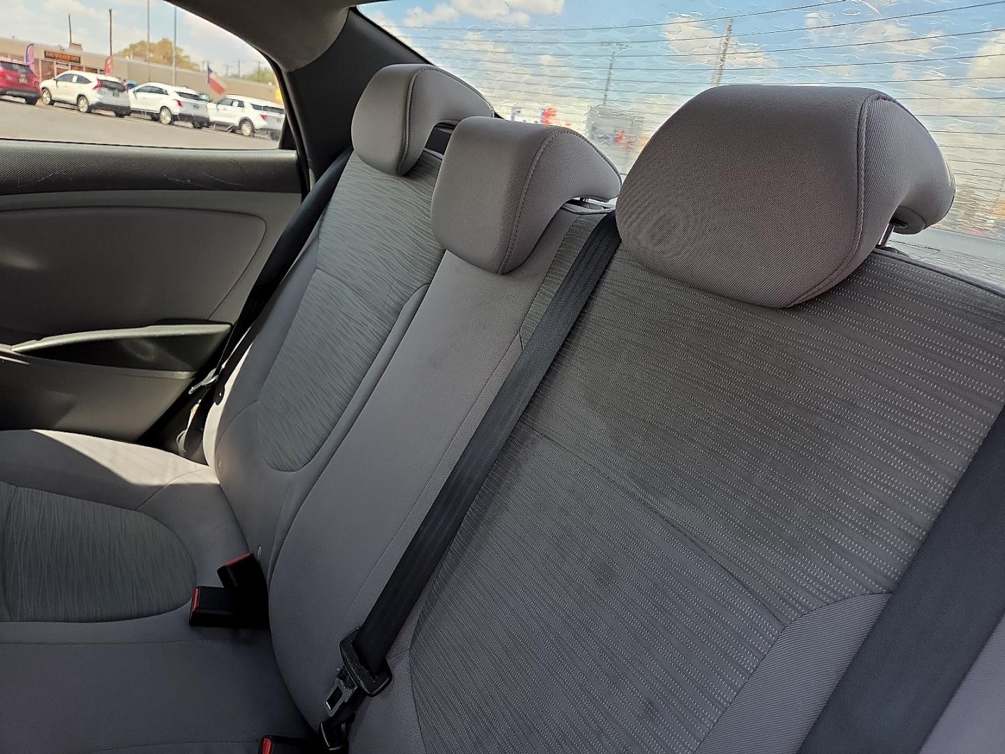 2017 Century White - PGU /Gray - 9Y Hyundai Accent SE (KMHCT4AE1HU) with an 1.6L I-4 direct injection, DOHC, variable valve control, regular gasoline, engine with 137HP engine, located at 4711 Ave Q, Lubbock, TX, 79412, (806) 687-2362, 33.551304, -101.855293- Photo#20