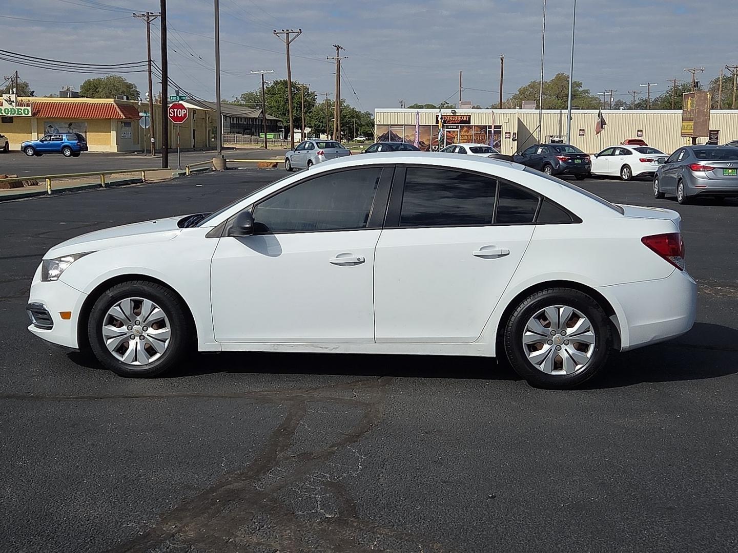 2016 Summit White - GAZ /Jet Black/Medium Titanium - AFB Chevrolet Cruze Limited LS Auto (1G1PC5SGXG7) with an ECOTEC 1.8L I-4 DOHC, VVT variable valve control, regular gasoline, engine with 138HP engine, located at 4711 Ave Q, Lubbock, TX, 79412, (806) 687-2362, 33.551304, -101.855293- Photo#1