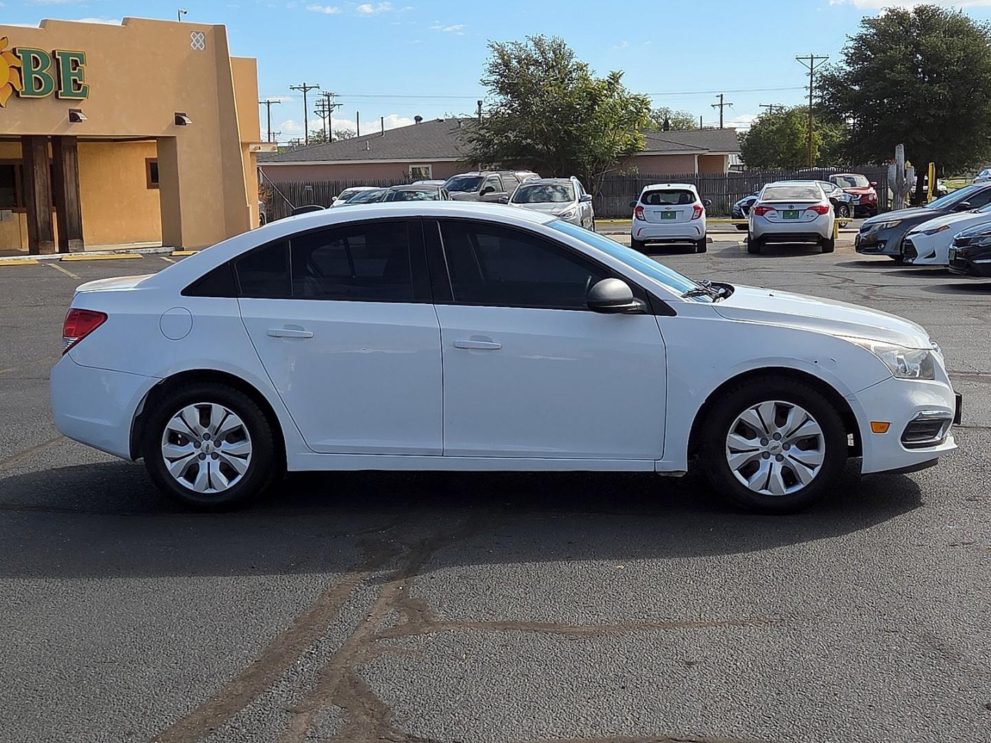 2016 Summit White - GAZ /Jet Black/Medium Titanium - AFB Chevrolet Cruze Limited LS Auto (1G1PC5SGXG7) with an ECOTEC 1.8L I-4 DOHC, VVT variable valve control, regular gasoline, engine with 138HP engine, located at 4711 Ave Q, Lubbock, TX, 79412, (806) 687-2362, 33.551304, -101.855293- Photo#5
