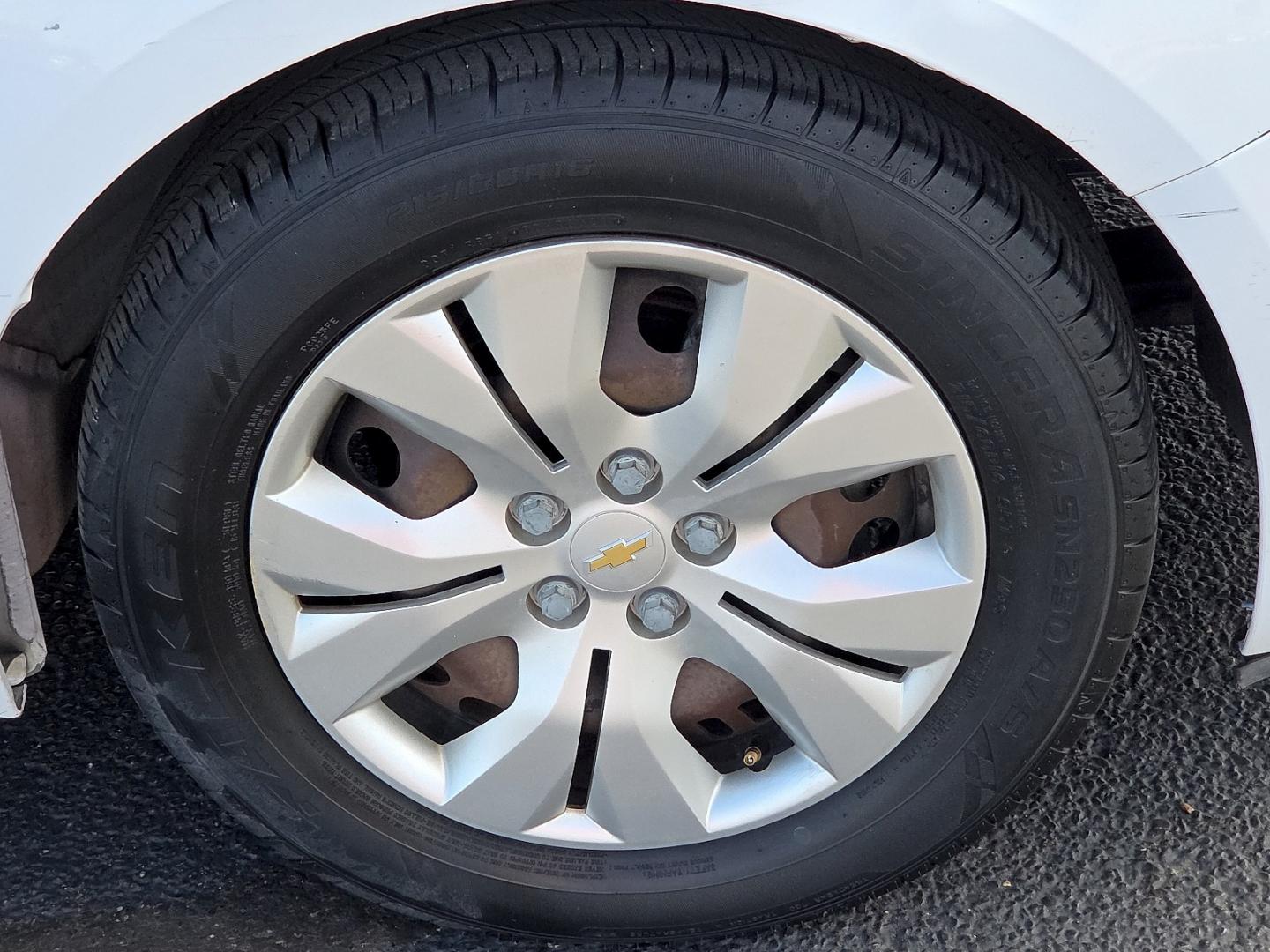 2016 Summit White - GAZ /Jet Black/Medium Titanium - AFB Chevrolet Cruze Limited LS Auto (1G1PC5SGXG7) with an ECOTEC 1.8L I-4 DOHC, VVT variable valve control, regular gasoline, engine with 138HP engine, located at 4711 Ave Q, Lubbock, TX, 79412, (806) 687-2362, 33.551304, -101.855293- Photo#10