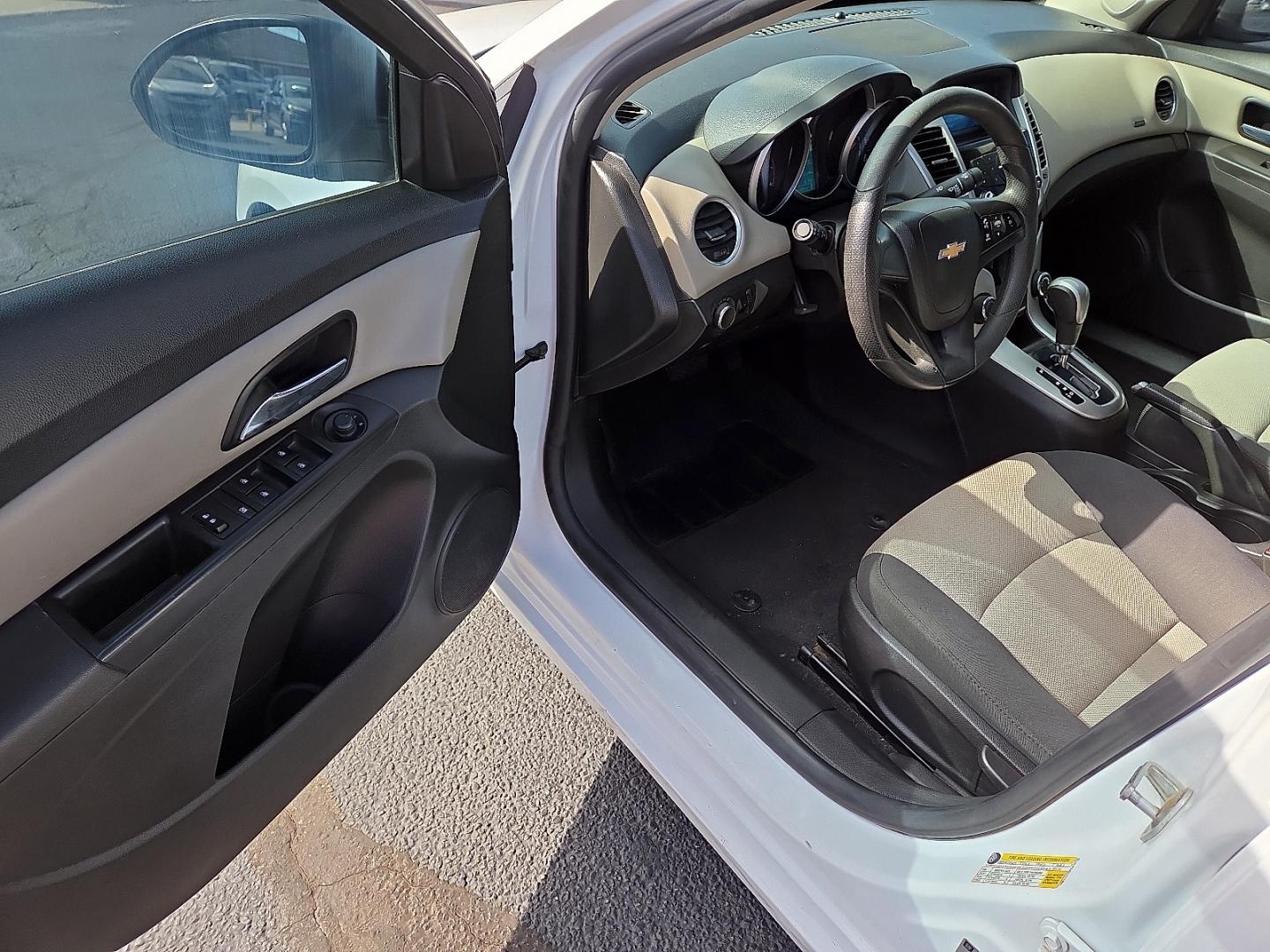 2016 Summit White - GAZ /Jet Black/Medium Titanium - AFB Chevrolet Cruze Limited LS Auto (1G1PC5SGXG7) with an ECOTEC 1.8L I-4 DOHC, VVT variable valve control, regular gasoline, engine with 138HP engine, located at 4711 Ave Q, Lubbock, TX, 79412, (806) 687-2362, 33.551304, -101.855293- Photo#18