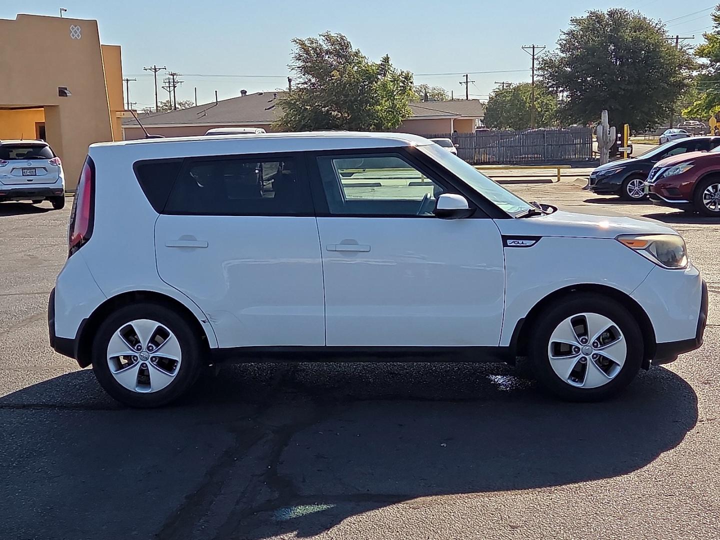 2015 Clear White - 1D /Black - EQ Kia Soul (KNDJN2A28F7) with an Gamma 1.6L I-4 direct injection, DOHC, variable valve control, regular gasoline, engine with 130HP engine, located at 4711 Ave Q, Lubbock, TX, 79412, (806) 687-2362, 33.551304, -101.855293- Photo#5