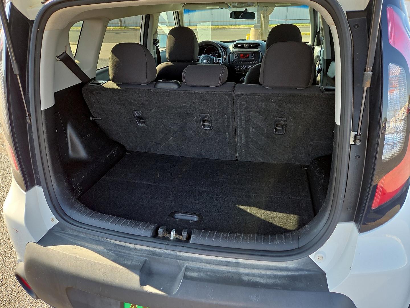 2015 Clear White - 1D /Black - EQ Kia Soul (KNDJN2A28F7) with an Gamma 1.6L I-4 direct injection, DOHC, variable valve control, regular gasoline, engine with 130HP engine, located at 4711 Ave Q, Lubbock, TX, 79412, (806) 687-2362, 33.551304, -101.855293- Photo#15