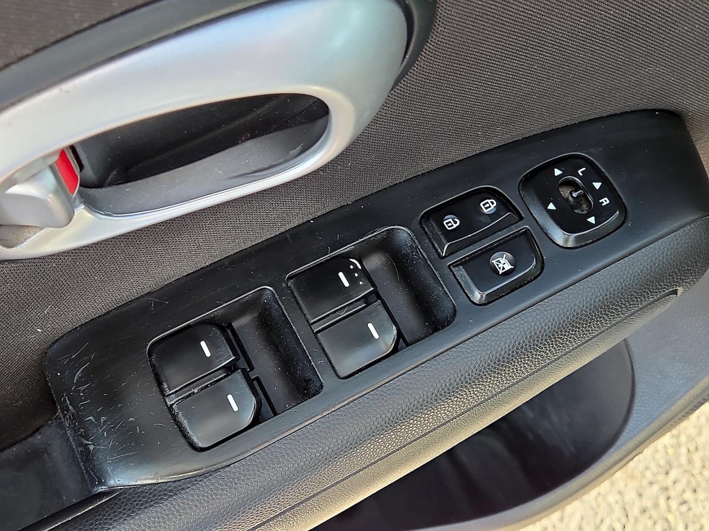 2015 Clear White - 1D /Black - EQ Kia Soul (KNDJN2A28F7) with an Gamma 1.6L I-4 direct injection, DOHC, variable valve control, regular gasoline, engine with 130HP engine, located at 4711 Ave Q, Lubbock, TX, 79412, (806) 687-2362, 33.551304, -101.855293- Photo#20
