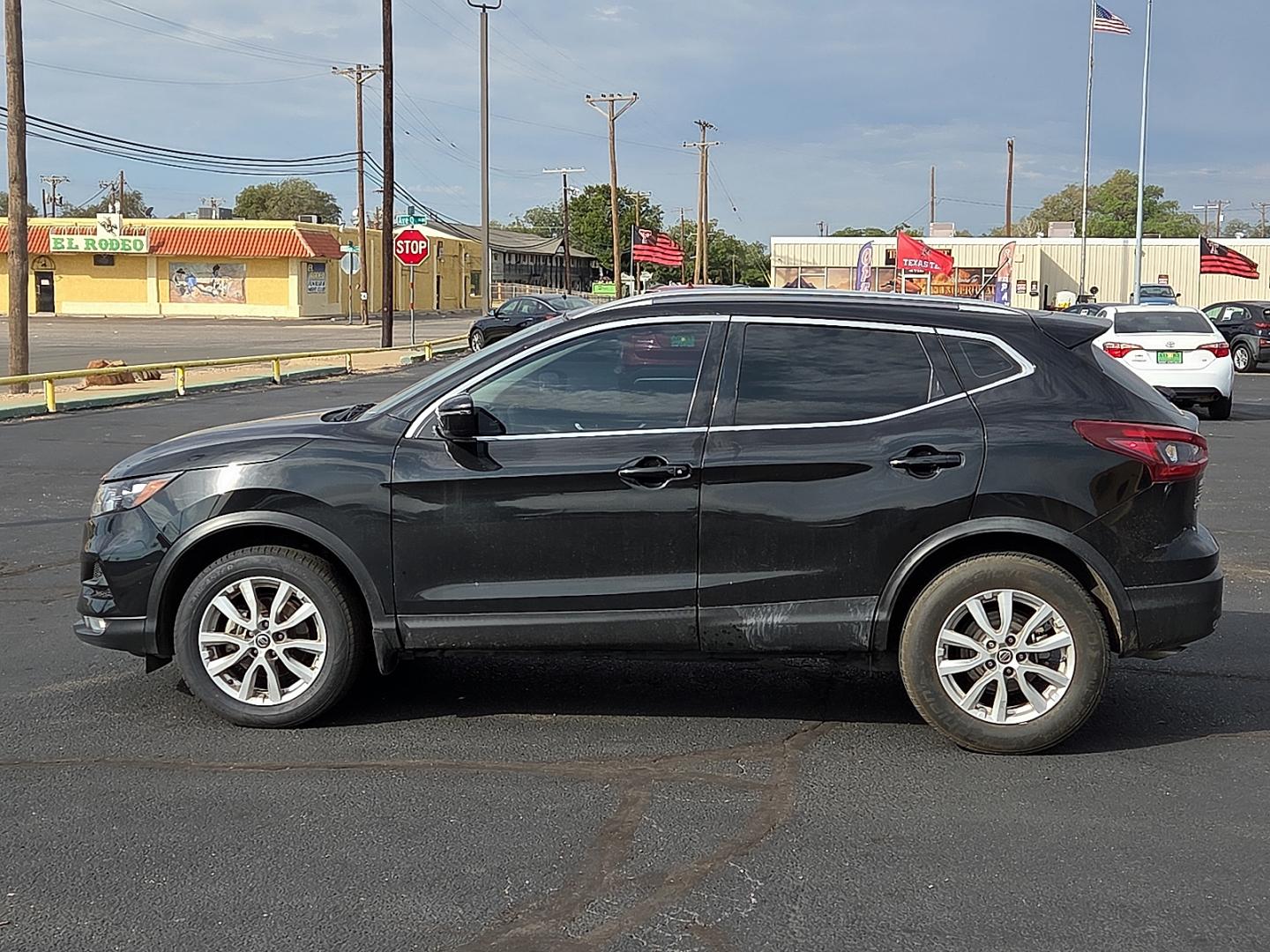 2022 Black /Charcoal - G Nissan Rogue Sport SV FWD Xtronic CVT (JN1BJ1BV6NW) with an 2L I-4 direct injection, DOHC, variable valve control, regular gasoline, engine with 141HP engine, located at 4711 Ave Q, Lubbock, TX, 79412, (806) 687-2362, 33.551304, -101.855293- Photo#1