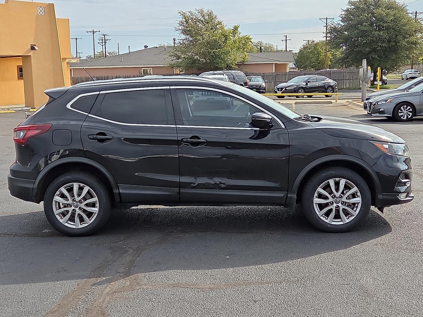 2022 Black /Charcoal - G Nissan Rogue Sport SV FWD Xtronic CVT (JN1BJ1BV6NW) with an 2L I-4 direct injection, DOHC, variable valve control, regular gasoline, engine with 141HP engine, located at 4711 Ave Q, Lubbock, TX, 79412, (806) 687-2362, 33.551304, -101.855293- Photo#5
