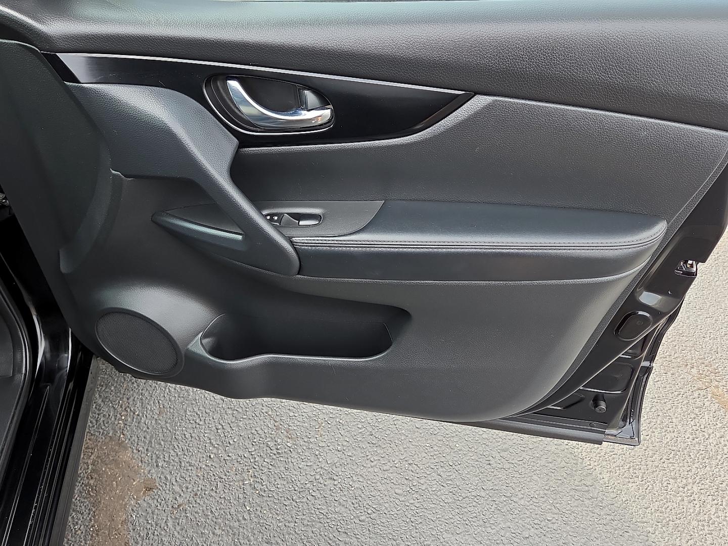2022 Black /Charcoal - G Nissan Rogue Sport SV FWD Xtronic CVT (JN1BJ1BV6NW) with an 2L I-4 direct injection, DOHC, variable valve control, regular gasoline, engine with 141HP engine, located at 4711 Ave Q, Lubbock, TX, 79412, (806) 687-2362, 33.551304, -101.855293- Photo#11
