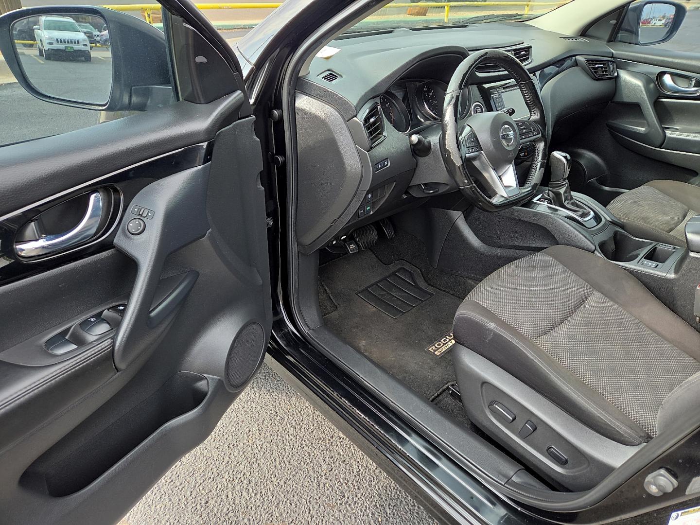 2022 Black /Charcoal - G Nissan Rogue Sport SV FWD Xtronic CVT (JN1BJ1BV6NW) with an 2L I-4 direct injection, DOHC, variable valve control, regular gasoline, engine with 141HP engine, located at 4711 Ave Q, Lubbock, TX, 79412, (806) 687-2362, 33.551304, -101.855293- Photo#16