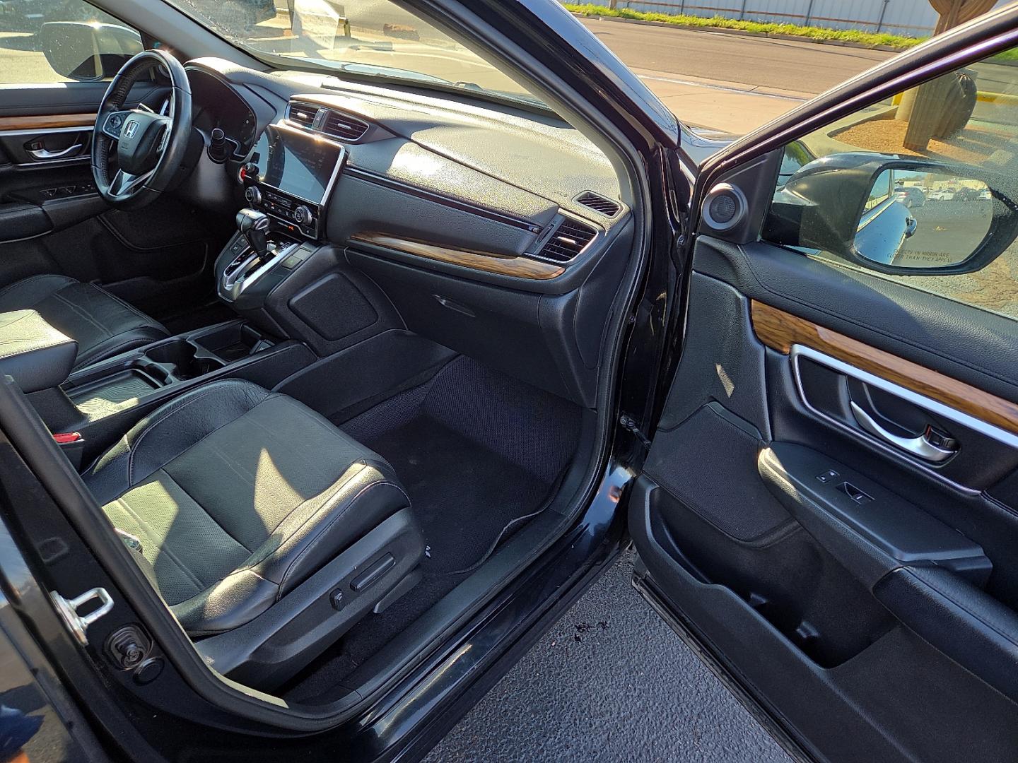 2017 Crystal Black Pearl - BK /Black - BK Honda CR-V EX-L (7FARW1H84HE) with an 1.5L I-4 direct injection, DOHC, variable valve control, intercooled turbo, regular gasoline, engine with 190HP engine, located at 4711 Ave Q, Lubbock, TX, 79412, (806) 687-2362, 33.551304, -101.855293- Photo#10