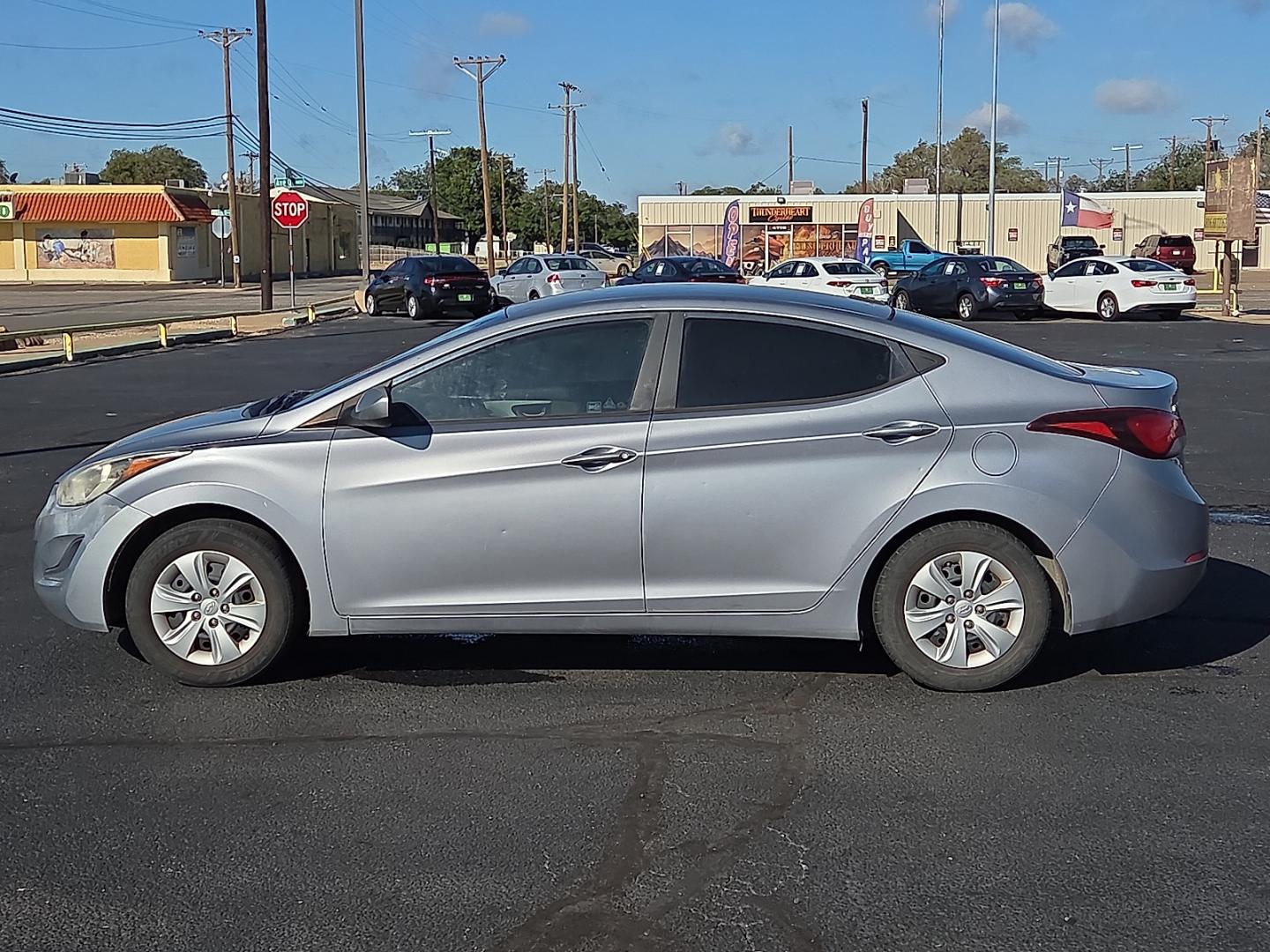 2016 Shale Gray Metallic - 8S /Gray - RAS Hyundai Elantra SE (5NPDH4AE1GH) with an Nu 1.8L I-4 DOHC, D-CVVT variable valve control, regular gasoline, engine with 145HP engine, located at 4711 Ave Q, Lubbock, TX, 79412, (806) 687-2362, 33.551304, -101.855293- Photo#1
