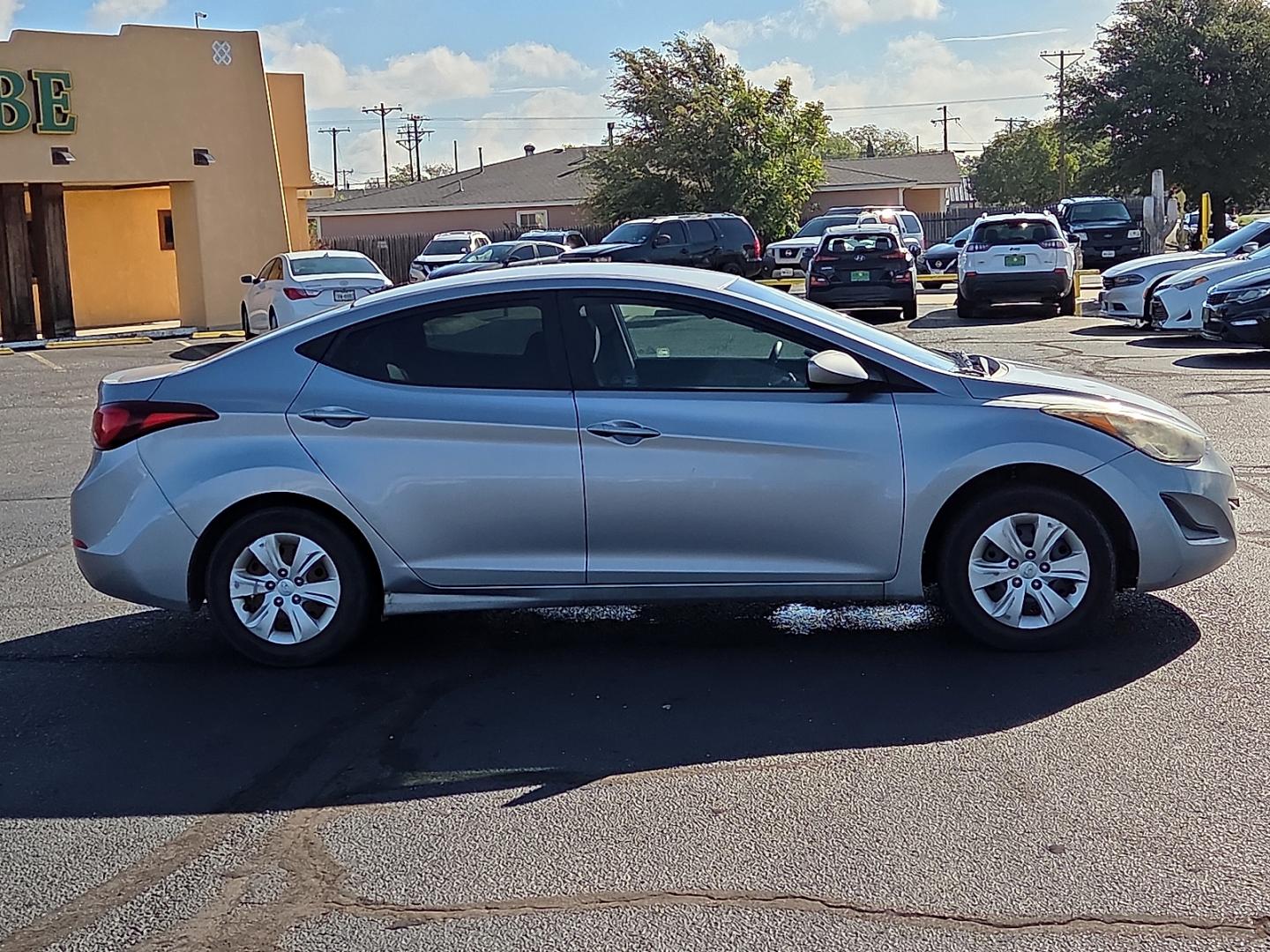 2016 Shale Gray Metallic - 8S /Gray - RAS Hyundai Elantra SE (5NPDH4AE1GH) with an Nu 1.8L I-4 DOHC, D-CVVT variable valve control, regular gasoline, engine with 145HP engine, located at 4711 Ave Q, Lubbock, TX, 79412, (806) 687-2362, 33.551304, -101.855293- Photo#5