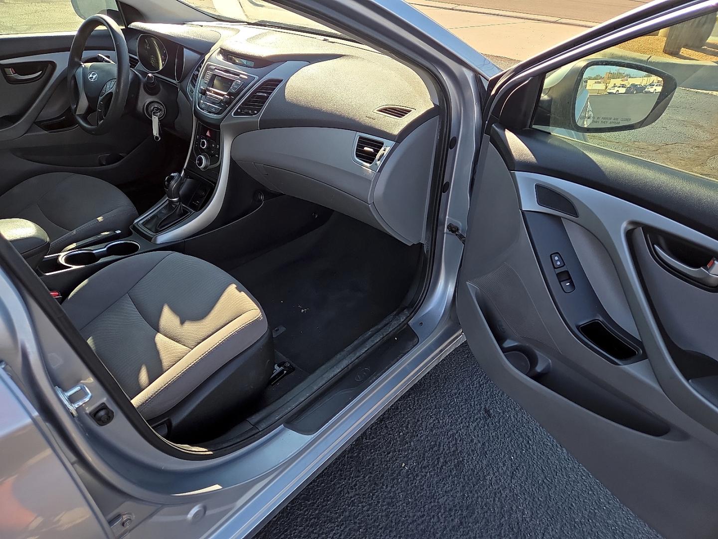 2016 Shale Gray Metallic - 8S /Gray - RAS Hyundai Elantra SE (5NPDH4AE1GH) with an Nu 1.8L I-4 DOHC, D-CVVT variable valve control, regular gasoline, engine with 145HP engine, located at 4711 Ave Q, Lubbock, TX, 79412, (806) 687-2362, 33.551304, -101.855293- Photo#8